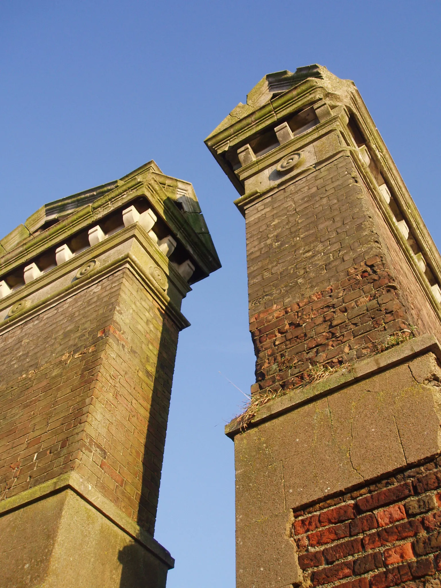 Photo showing: close up of the chimneys