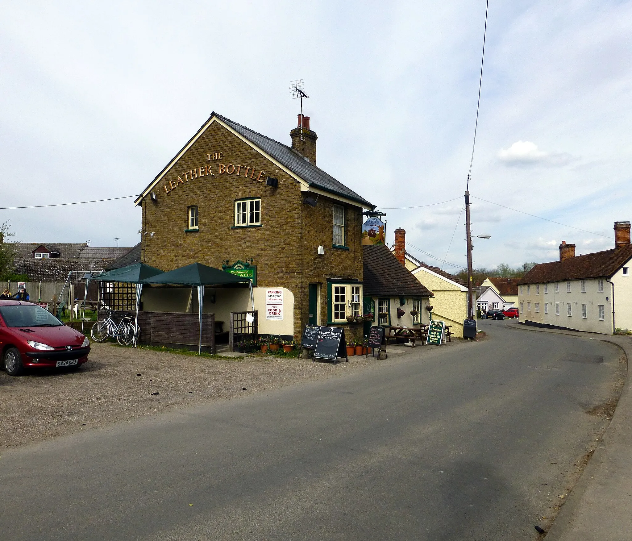 Photo showing: Leather Bottle, The Street, Pleshey