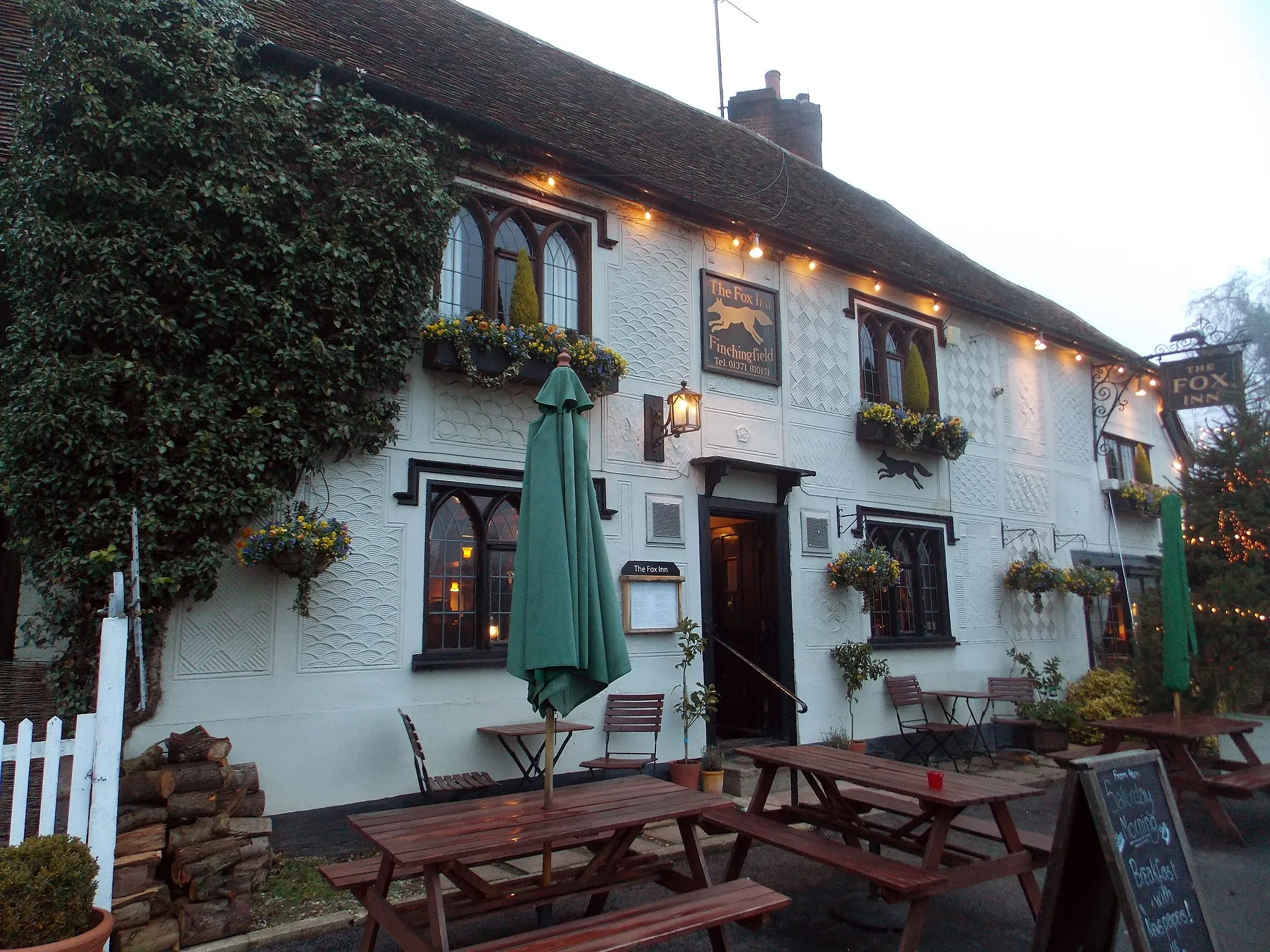 Photo showing: The Fox Inn, Finchingfield, Essex, England, in January