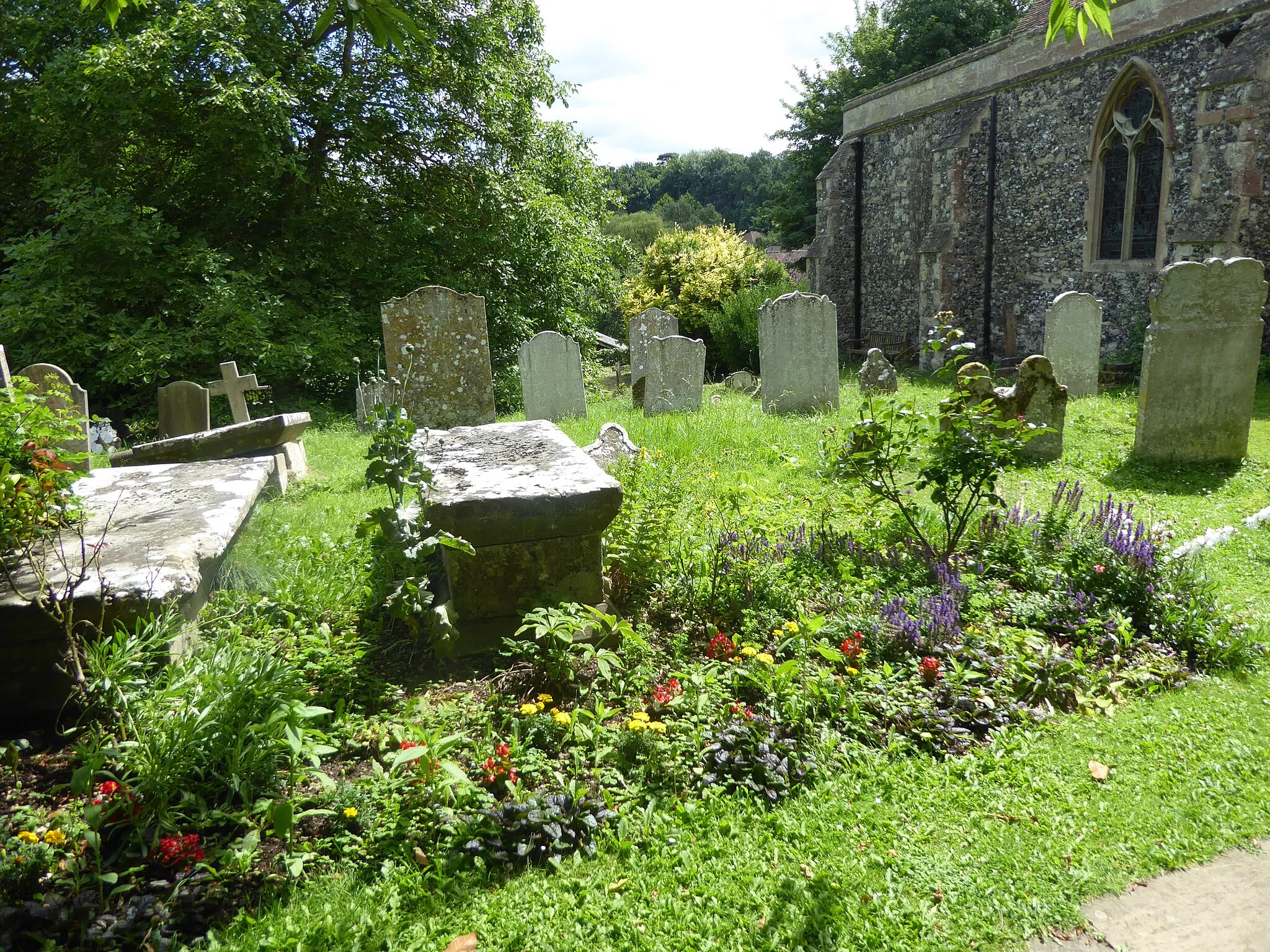 Photo showing: A Kent churchyard in summer