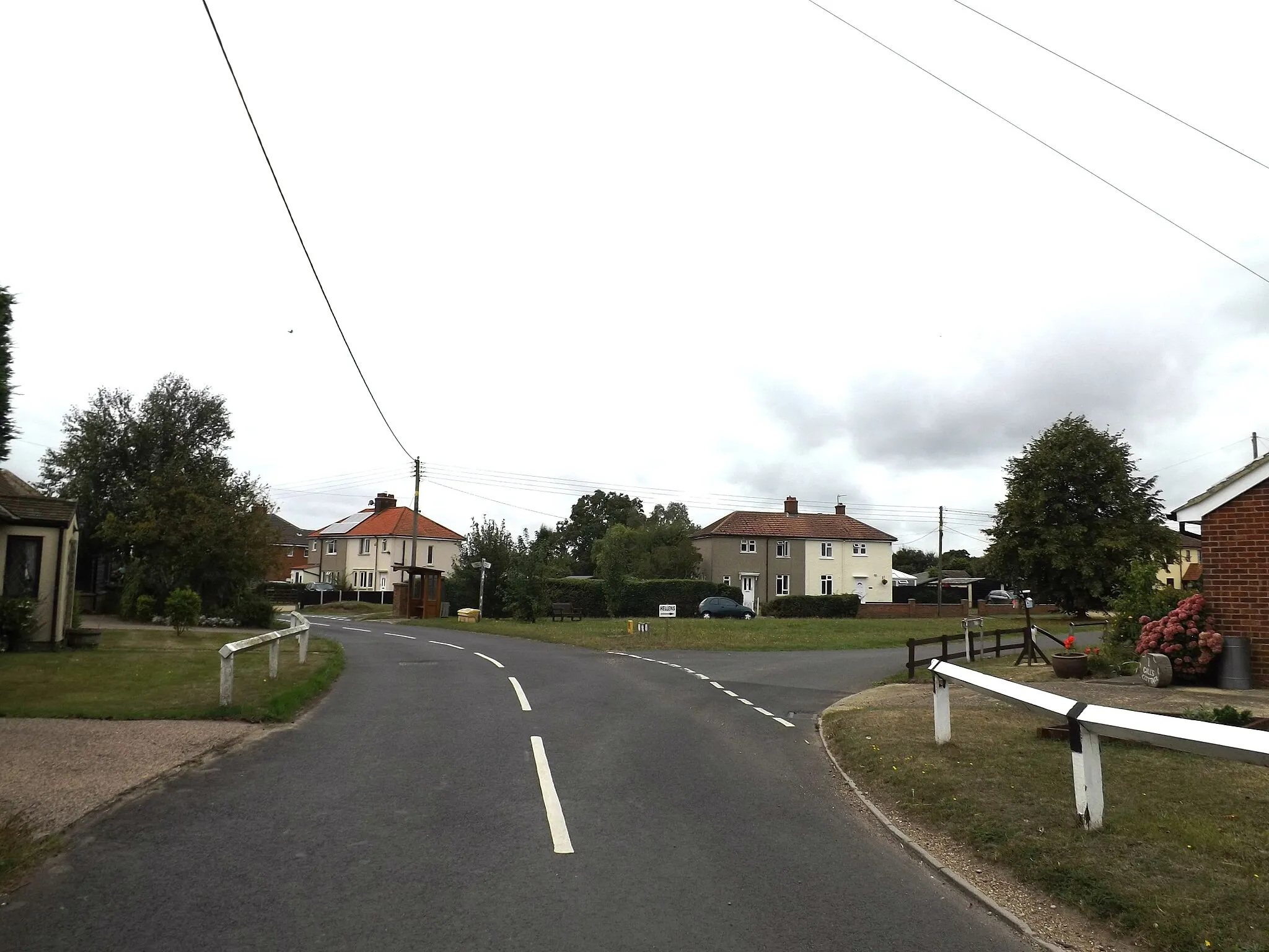 Photo showing: Hardy's Green road junction