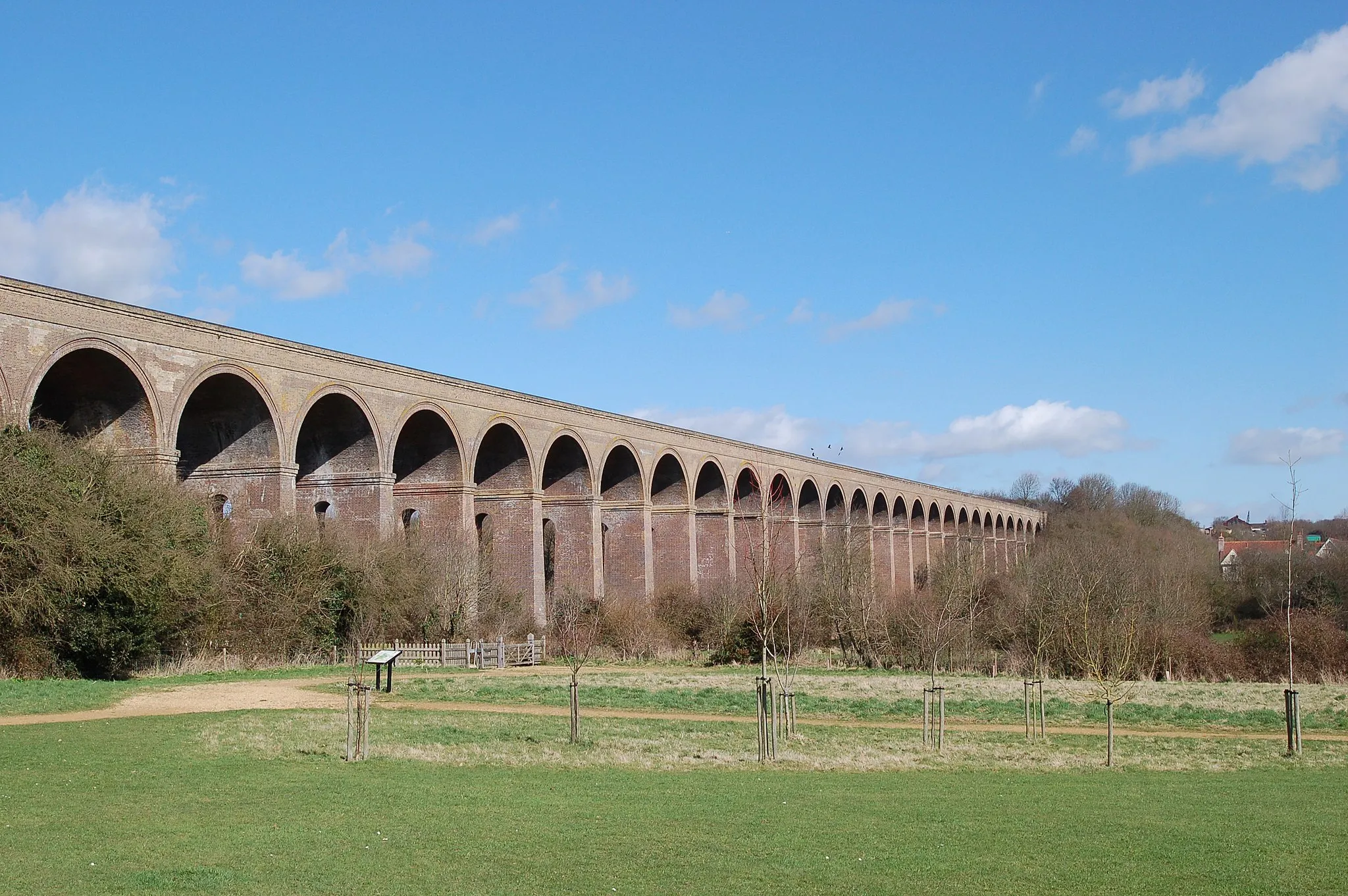 Photo showing: Chappel Viaduct and Millennium Green, Essex, UK