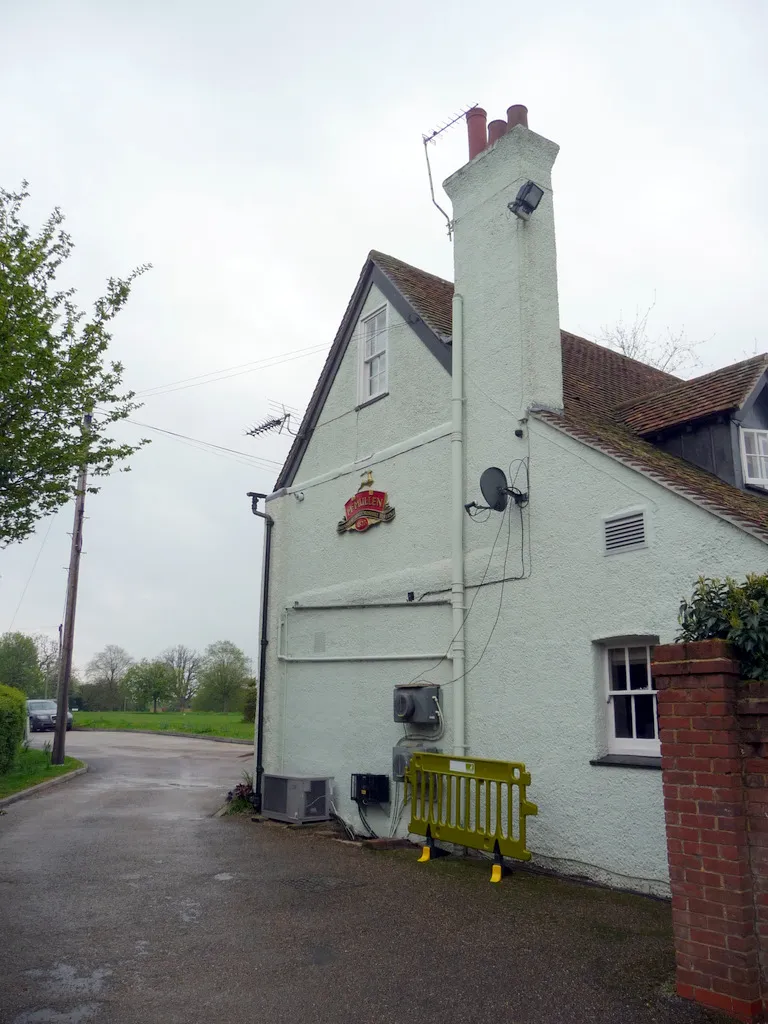 Photo showing: Entrance to White Horse Public House, Burnham Green, Hertfordshire