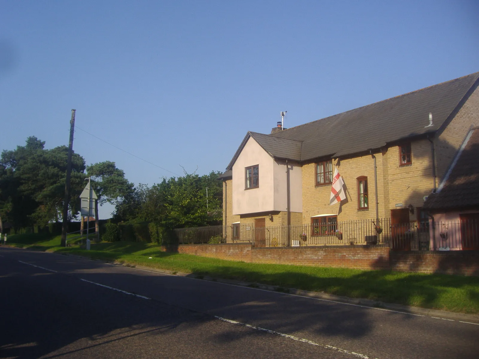 Photo showing: Houses on London Road, Six Mile Bottom