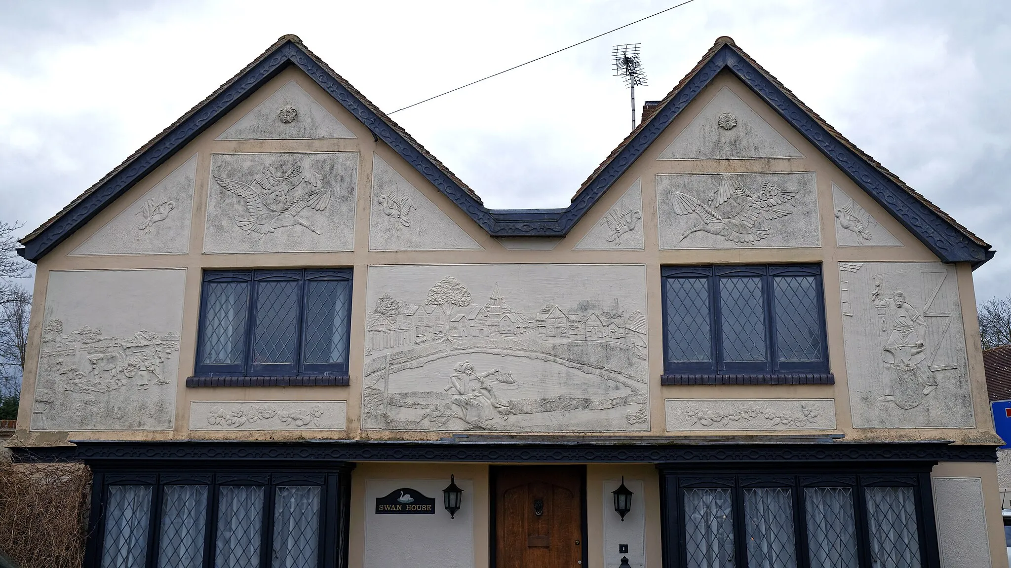 Photo showing: Pargetted gables descriptive of nursery rhymes on Grade II listed 14th-century Swan House at the corner of Church Street  and The Green at Blackmore, Essex, England. Camera: Canon EOS 6D with Canon EF 24-105mm F4L IS USM lens. Software: large RAW file lens-corrected, optimized and downsized with DxO OpticsPro 10 Elite, Viewpoint 2, and Adobe Photoshop CS2.