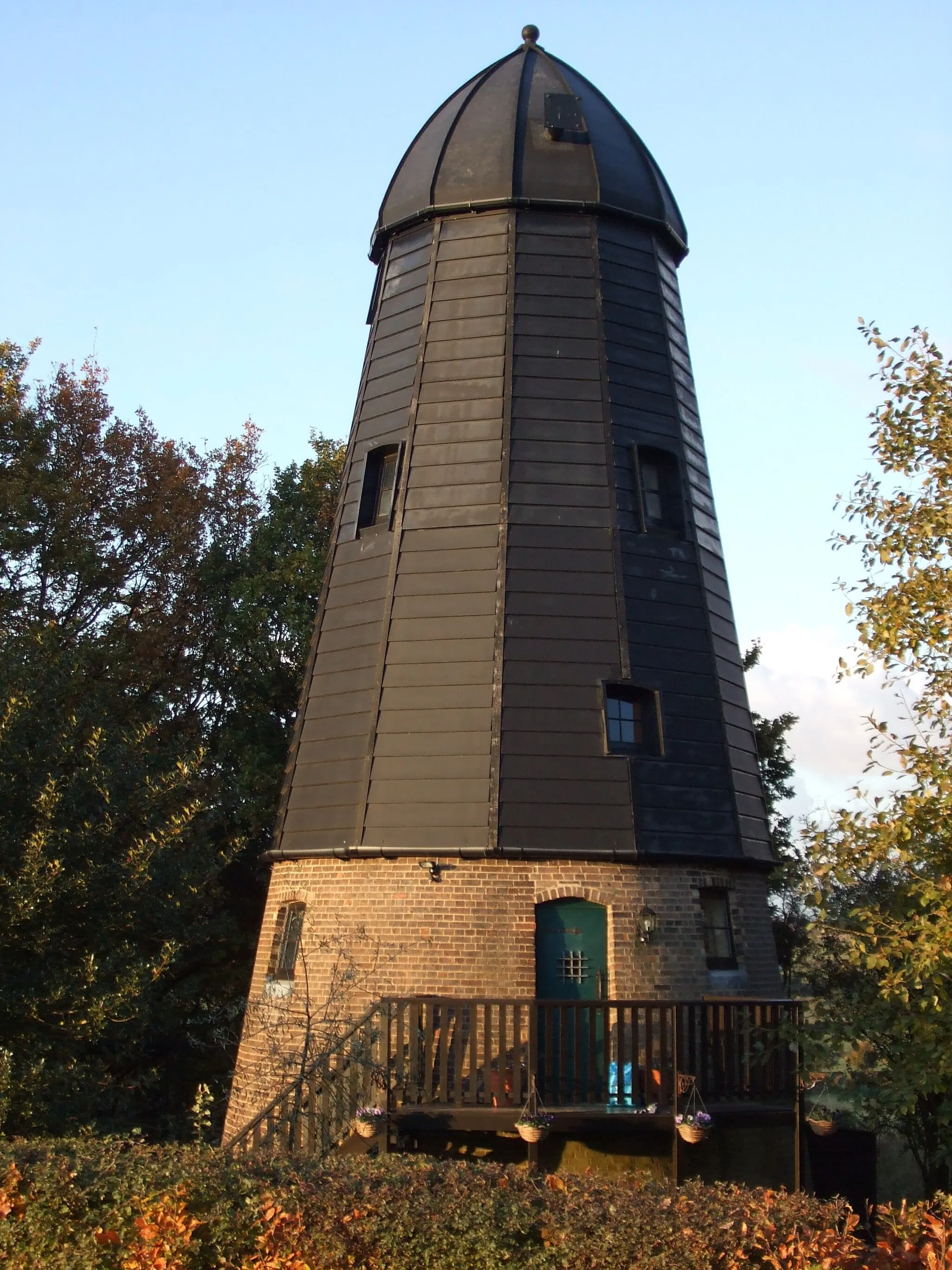 Photo showing: The restored windmill at Breachwood Green