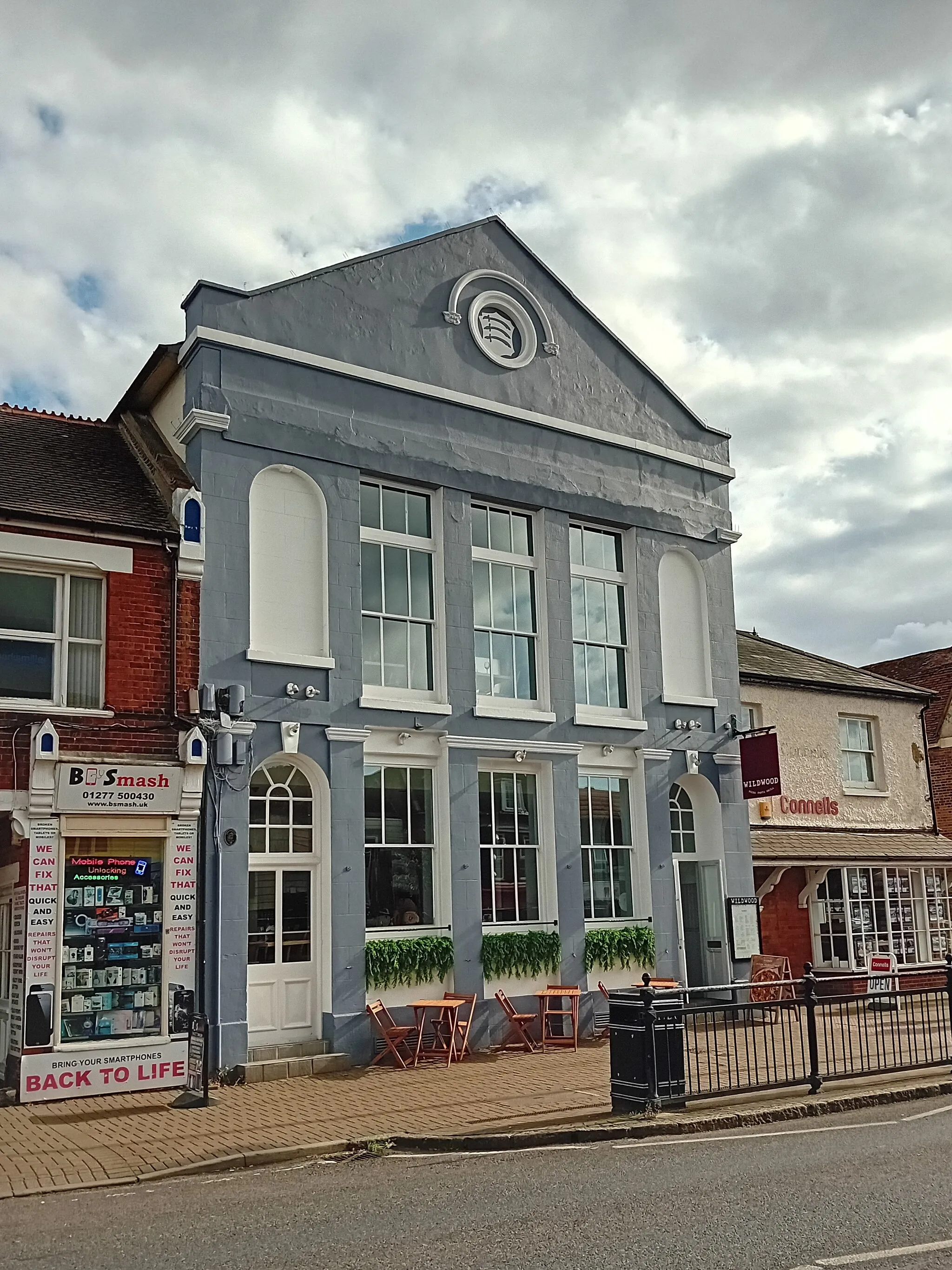 Photo showing: Built 1830 as market hall and public assembly rooms, also served as police station 1904-1938 and council chamber for Billericay Urban District Council 1938-1955. Converted to a restaurant around 1999.