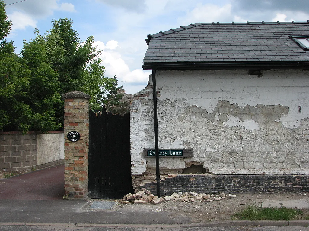 Photo showing: Swaffham Bulbeck: clunch wall on Quarry Lane