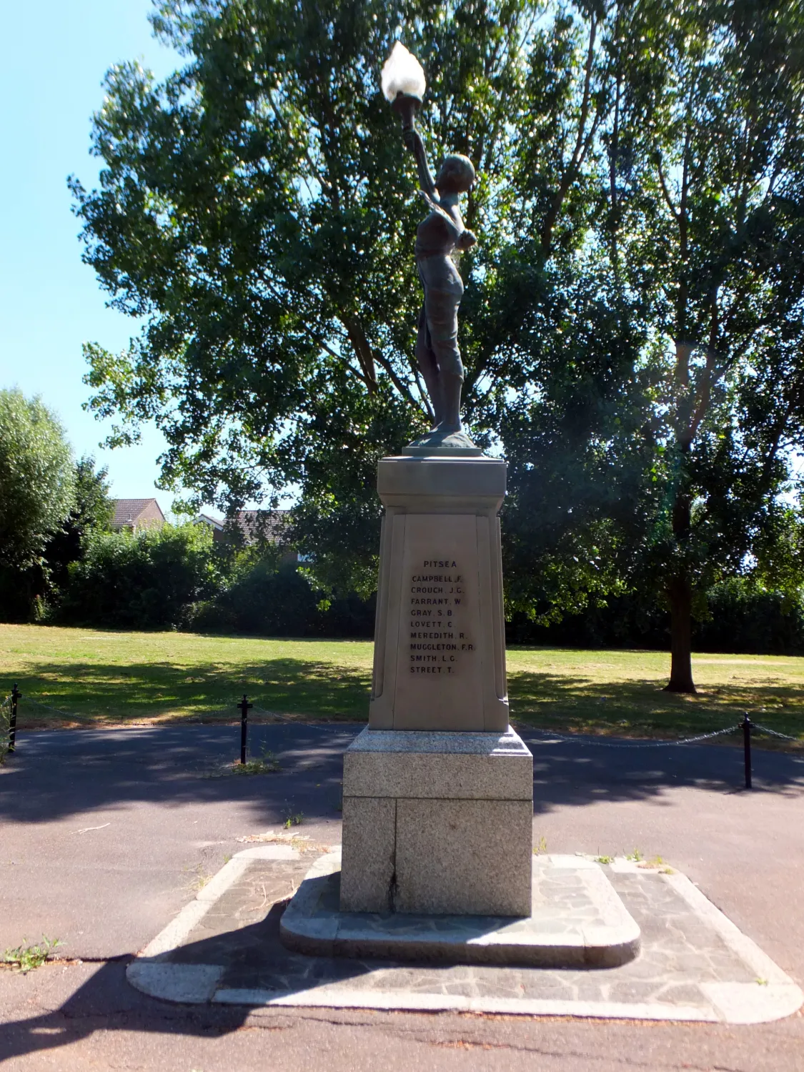 Photo showing: Pitsea War Memorial in Howard Park, west side
