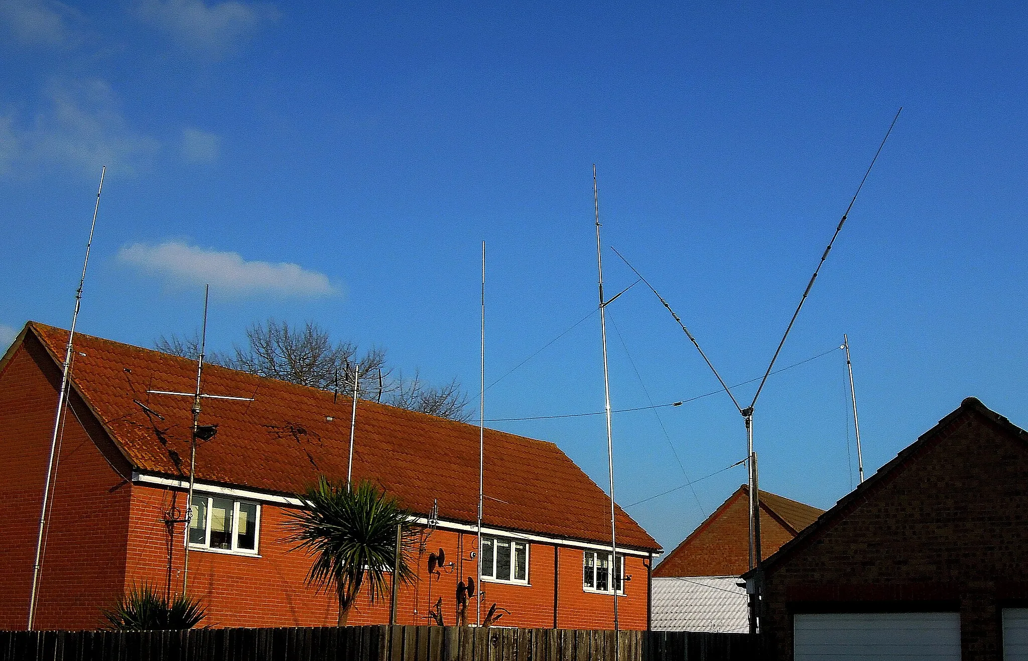Photo showing: Amateur Radio Antenna Farm , in someone's back garden , January 2012 (Location accurate only to 1/2 a mile to protect homeowners privacy)