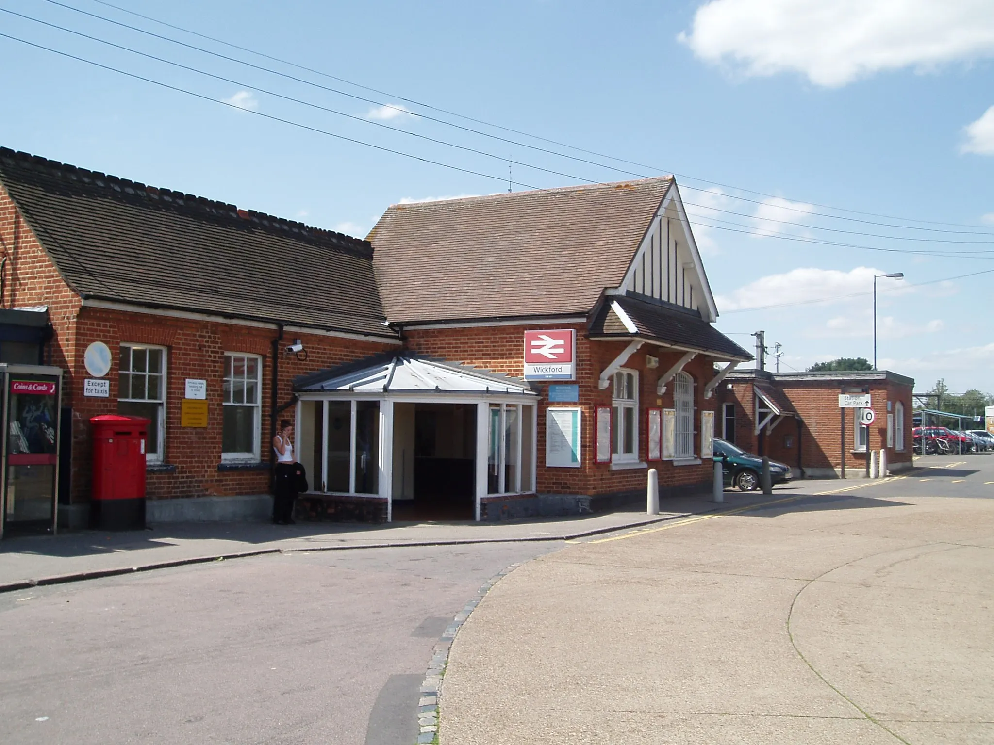Photo showing: Wickford railway station entrance