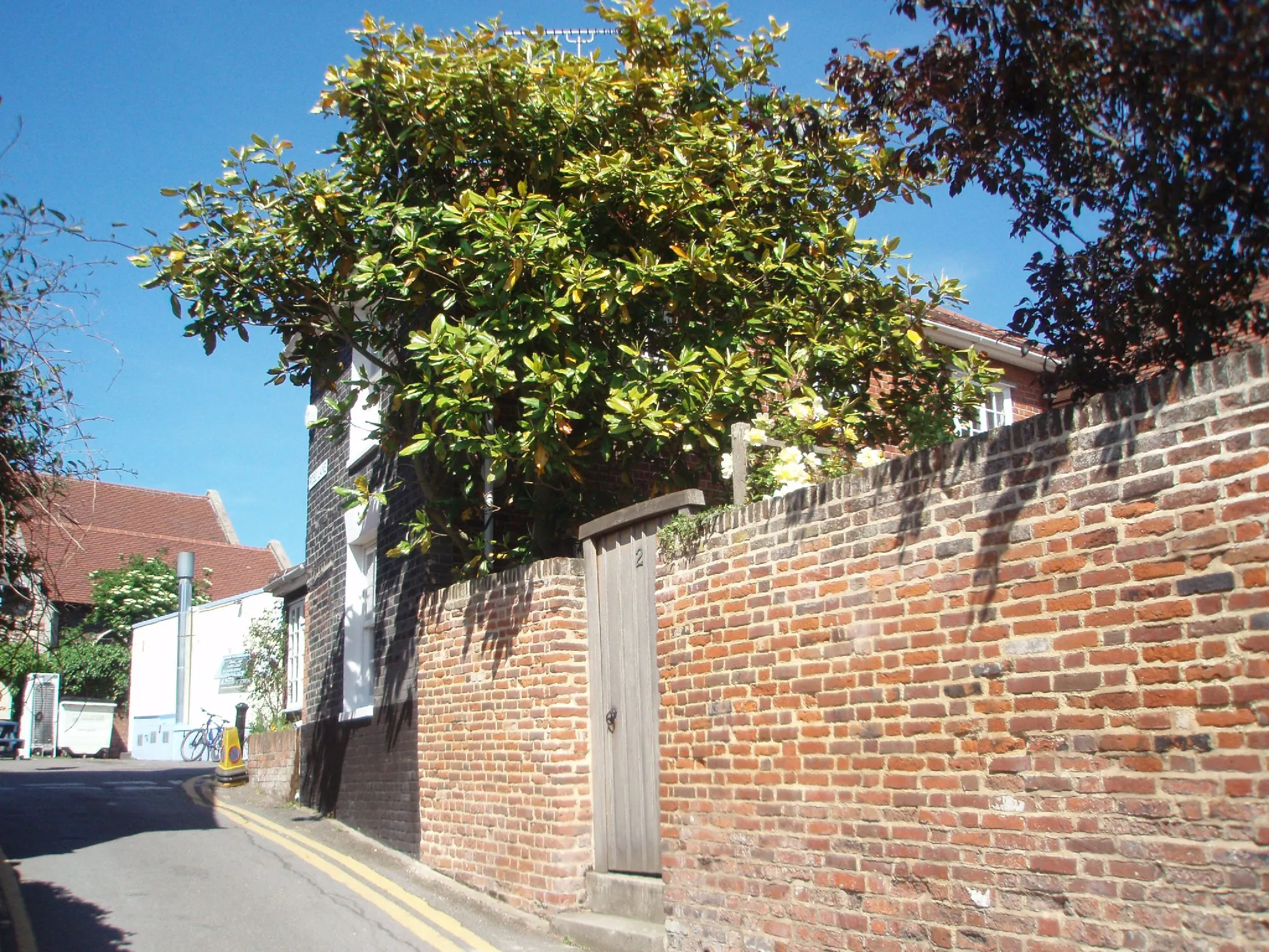 Photo showing: Brick wall on Rose Lane, Wivenhoe, Essex. Looking towards the junction with East Street. Actress Joan Hickson (OBE), who played Miss Marple in the well known tv-series, lived here from 1958 until 1998. A plaque (not seen here) has been erected on the house where she lived for 40 years.