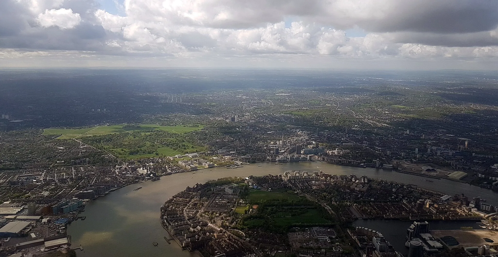 Photo showing: Aerial view of the Thames, the Isle of Dogs, Greenwich & Deptford after take-off from London City Airport.