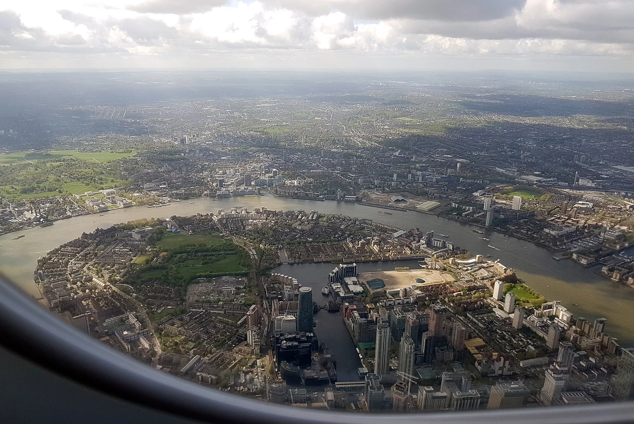 Photo showing: Aerial view of the Isle of Dogs after take-off from London City Airport.