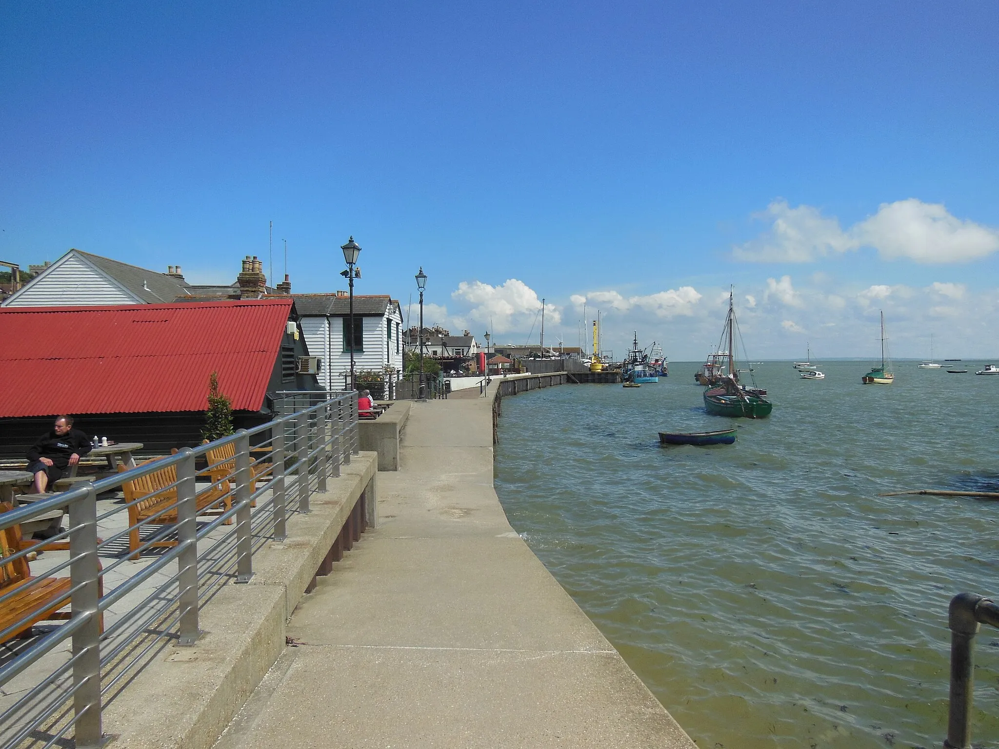 Photo showing: The waterfront of Old Leigh at Leigh-on-Sea in the English county of Essex, at about high tide. For more information, see Wikipedia article Leigh-on-Sea.