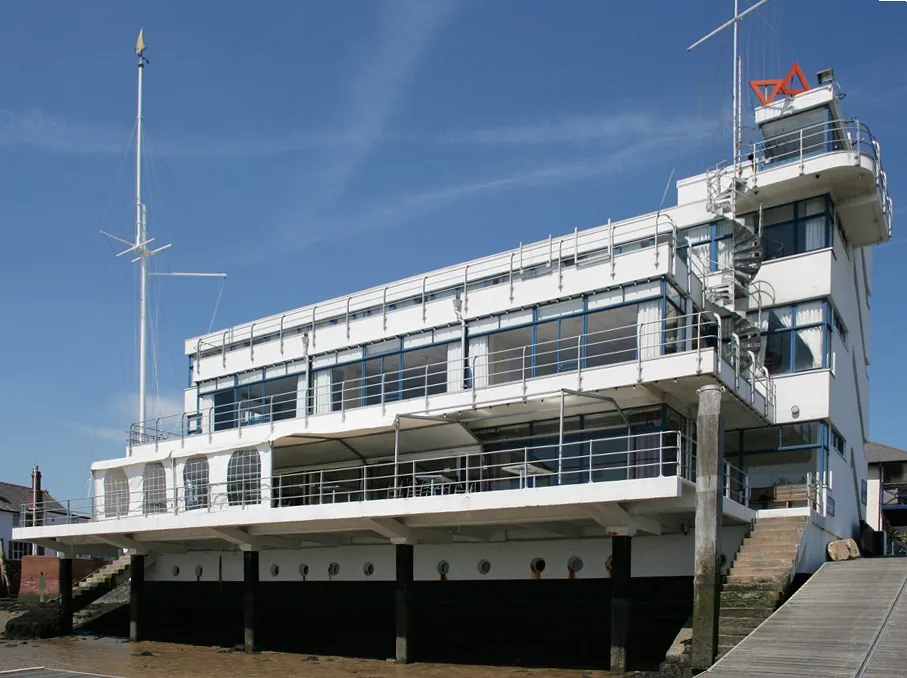 Photo showing: The Royal Corinthian Yacht Club at Burnham-on-Crouch, Essex. The international style building was designed by Joseph Emberton in 1931.