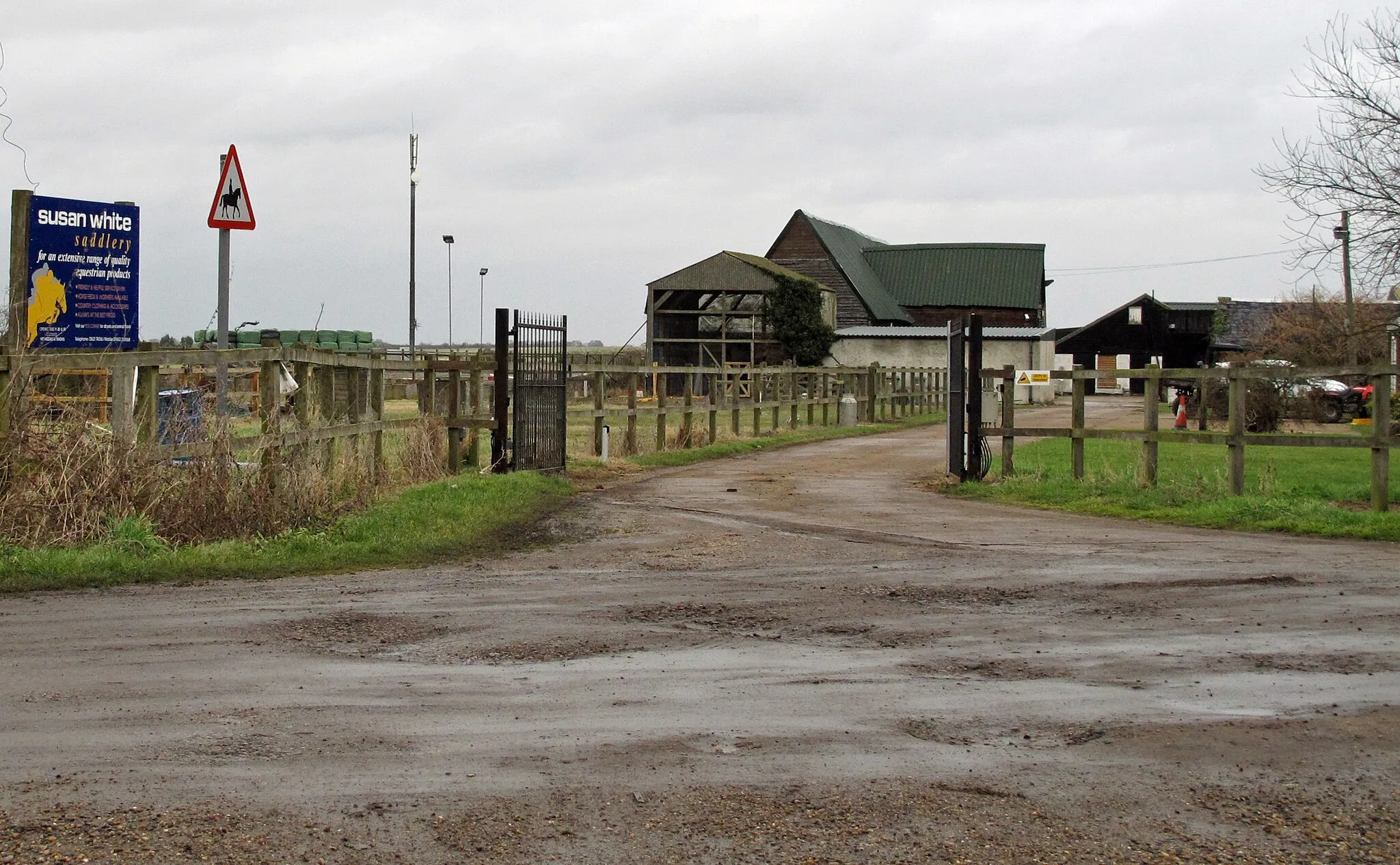 Photo showing: Entrance to Nipsells Farm