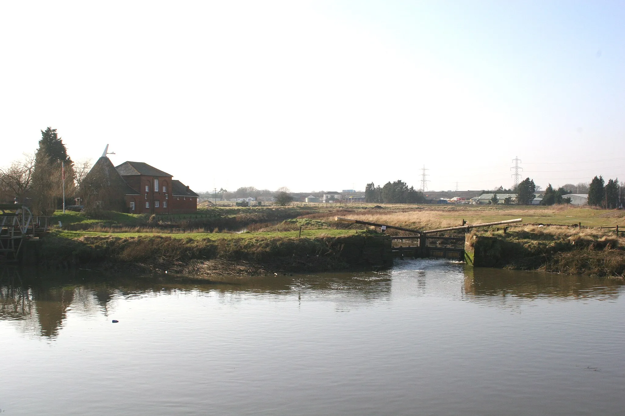 Photo showing: The tidal gates at Battlesbridge, with the former mill on the left and the waterwheel on the extreme left.