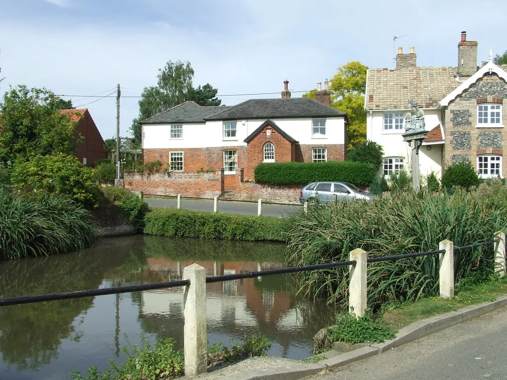 Photo showing: Across The pond