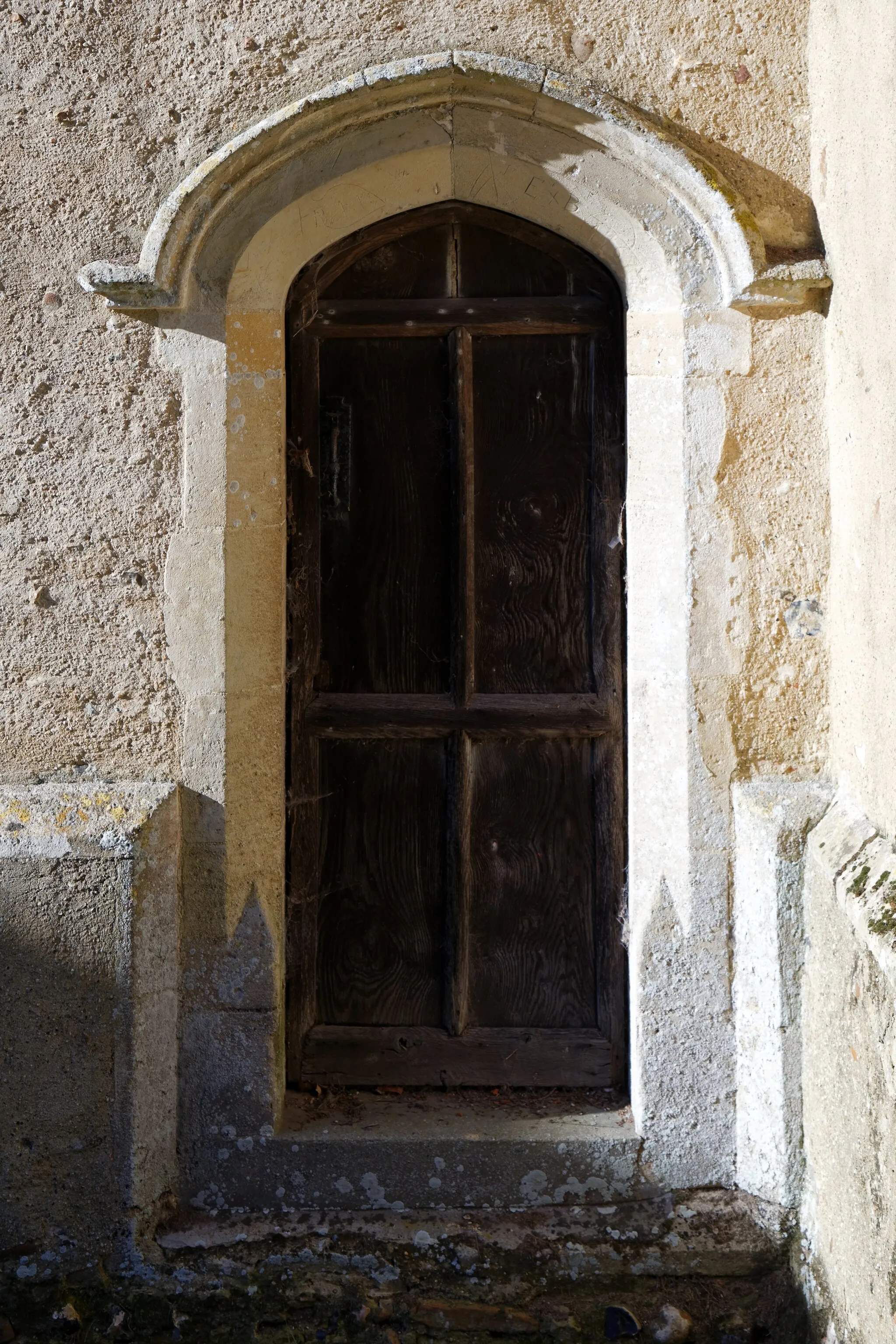 Photo showing: An external view of the early 16th-century south door of the chancel of the Church of St Peter and St Thomas Becket, on Church Road in Stambourne, Essex, England. Camera: Canon EOS 6D with Canon EF 24-105mm F4L IS USM lens. Software: RAW file lens-corrected and optimized with DxO OpticsPro 11 Elite and Viewpoint 2, and further optimized with Adobe Photoshop CS2.