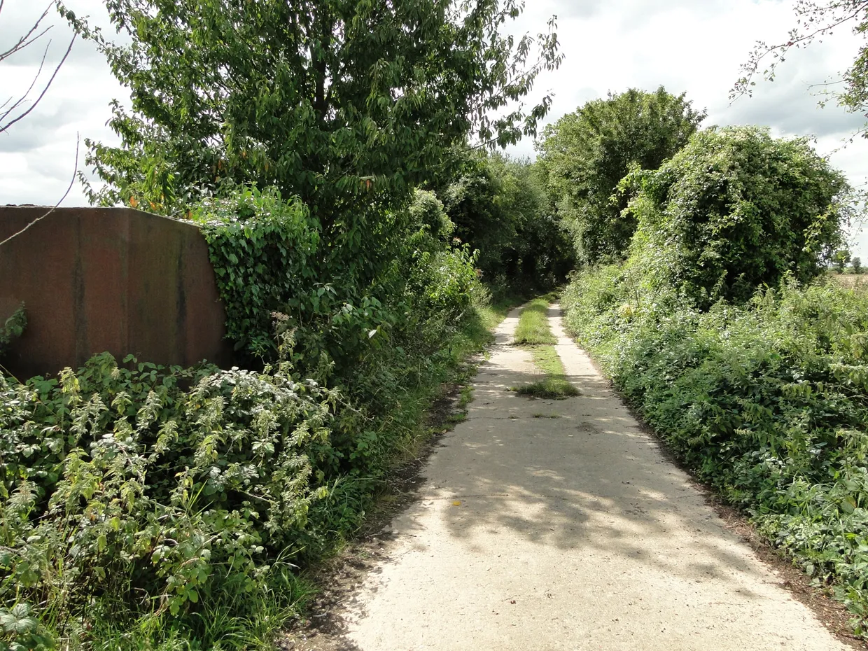 Photo showing: An old fuel tank beside the footpath to Holton St. Mary