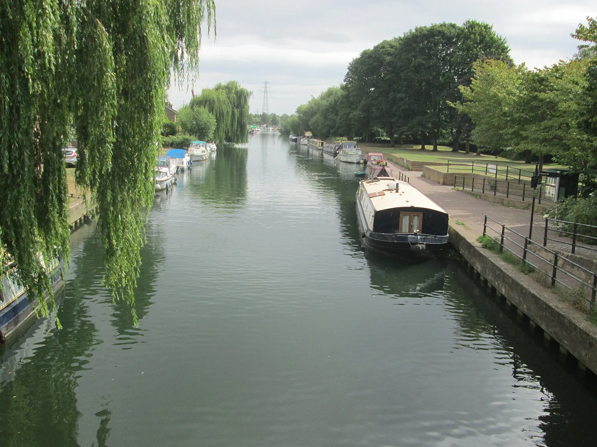 Photo showing: View from a bridge at Stanstead Abbotts