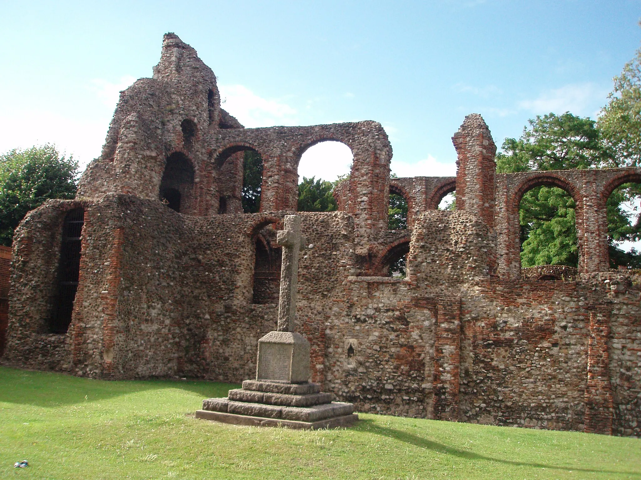 Photo showing: St Botolph's Priory, Colchester, Founded in the 11th century