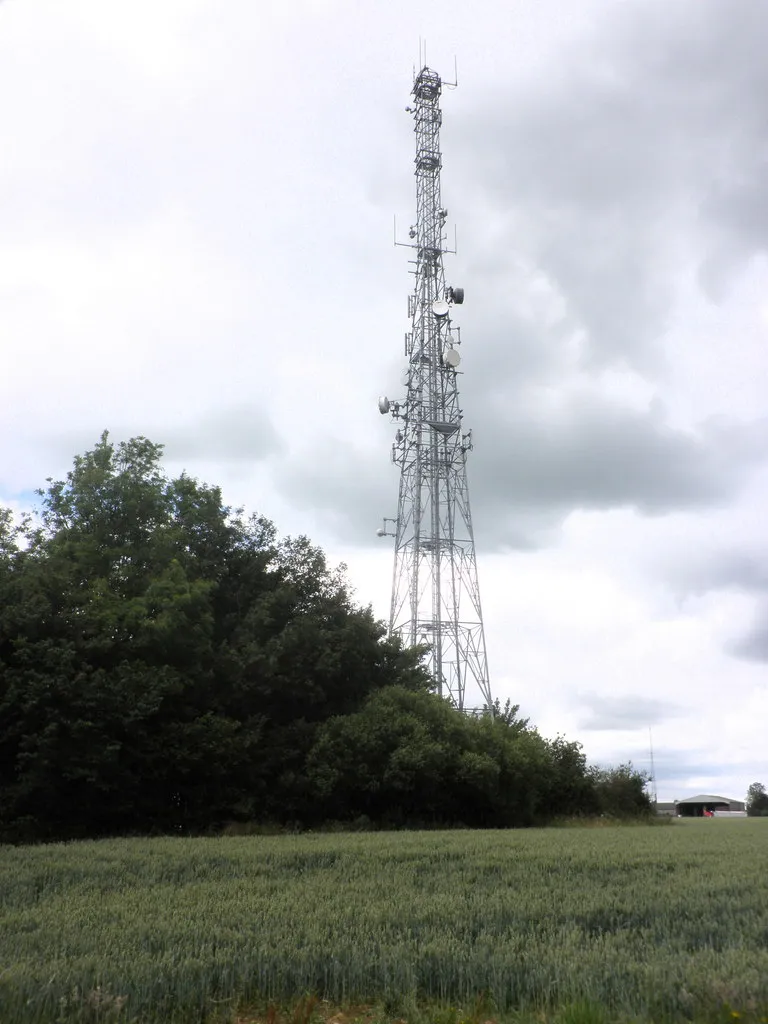 Photo showing: Communications mast, near Great Wood