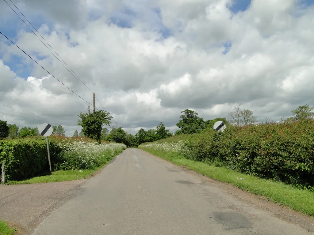 Photo showing: Entering Hessett of Heath Road