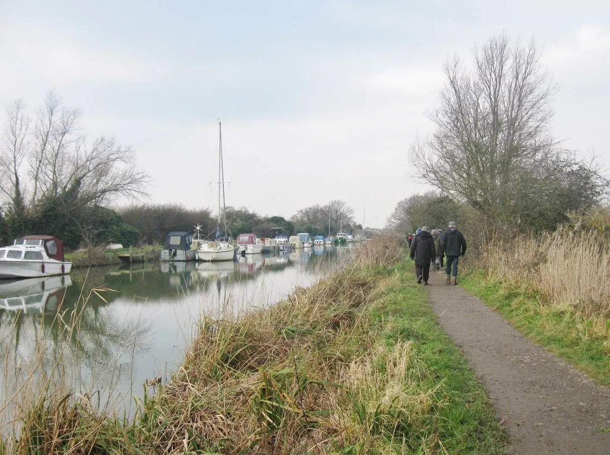 Photo showing: A ramblers group along the Chelmer and Blackwater Navigation Canal, Heybridge Basin