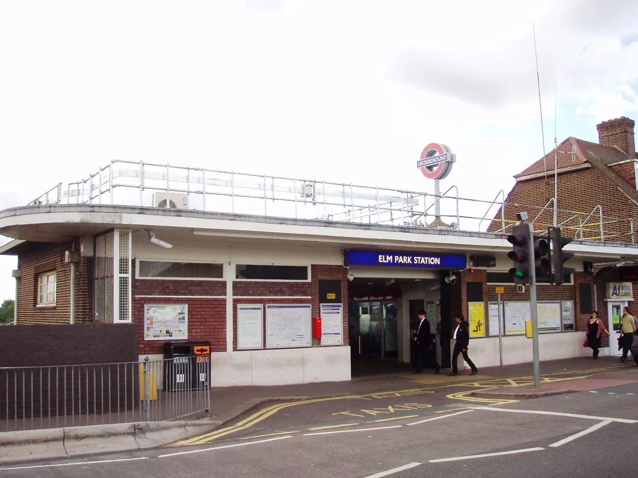 Photo showing: The last station to be built on the District Line, this serves a residential area between Hornchurch and Dagenham.
Line(s) and Previous/Next Stations:
Dagenham East < DISTRICT LINE > Hornchurch
Links:
Randomness Guide to London

Wikipedia