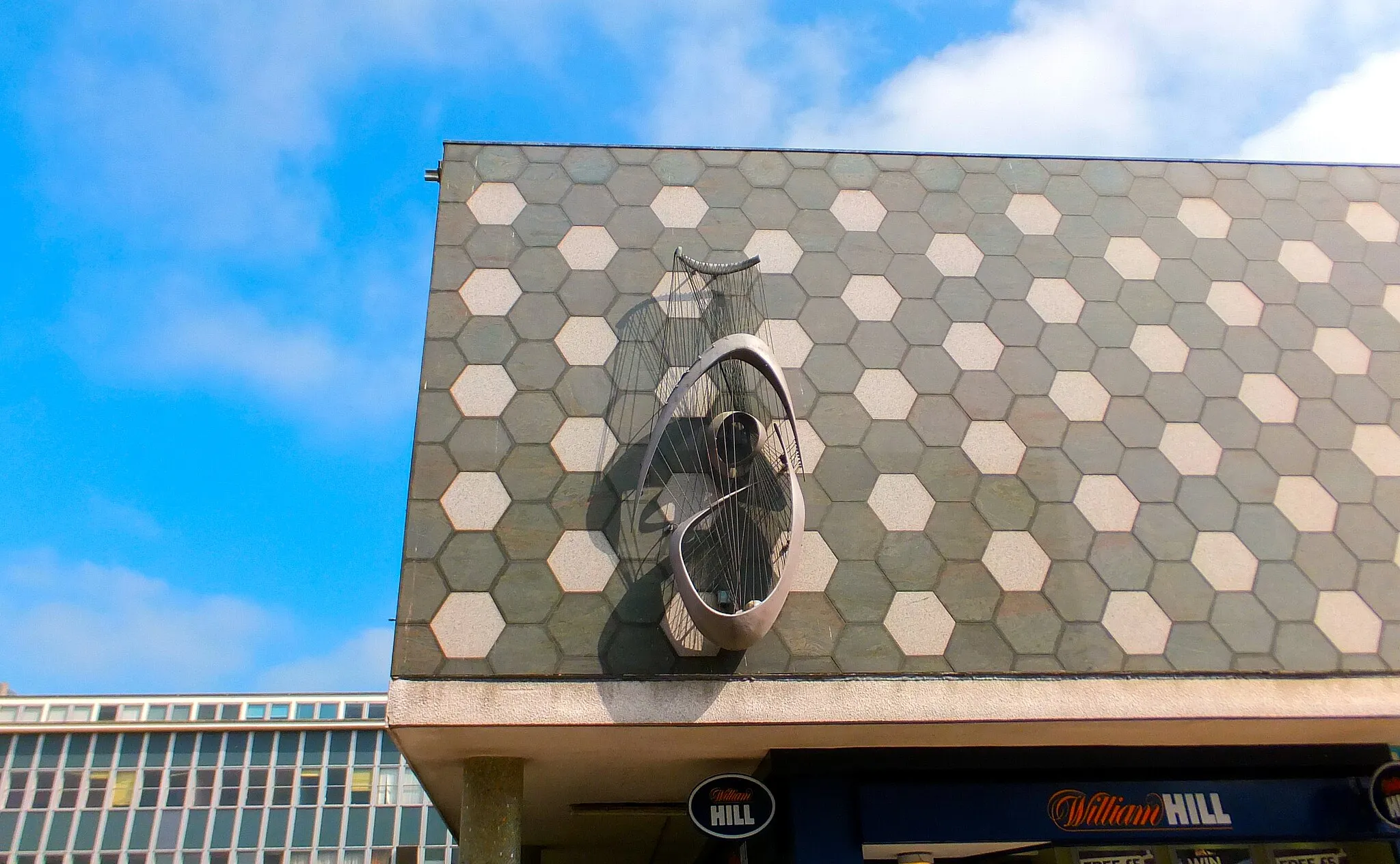 Photo showing: Aluminium sculpture in Basildon Town Centre by A.J.Poole