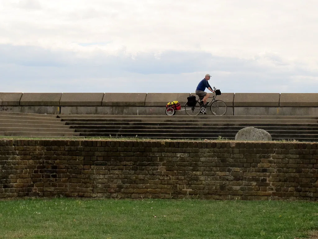 Photo showing: Cyclist on the sea wall