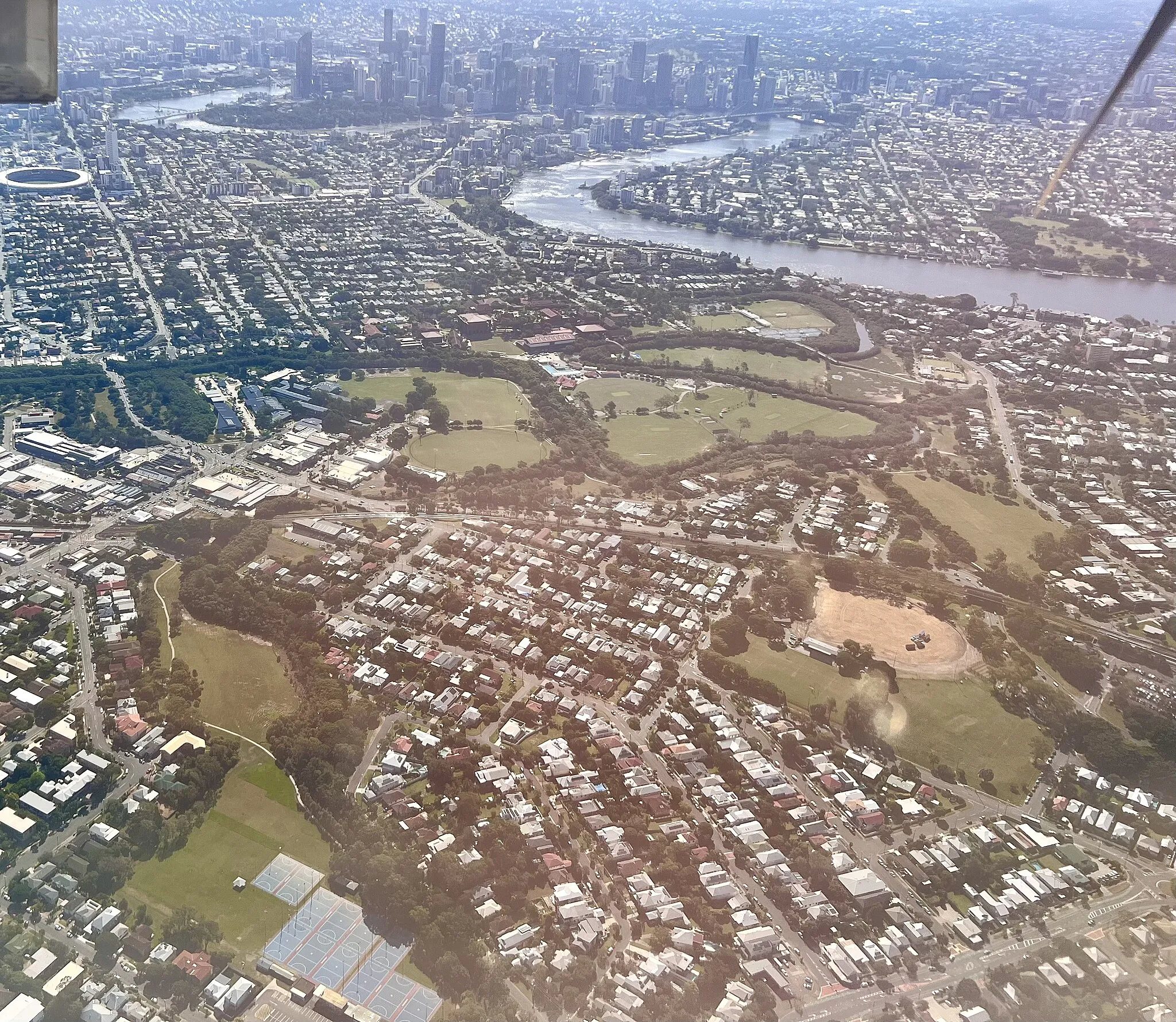 Photo showing: Approach Brisbane Airport flying over Camp Hill, Queensland