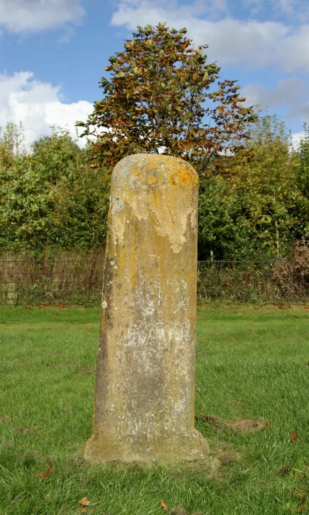 Photo showing: Milestone on Friars Hill, Watchfield Road, Sevenhampton, Highworth, Wiltshire
