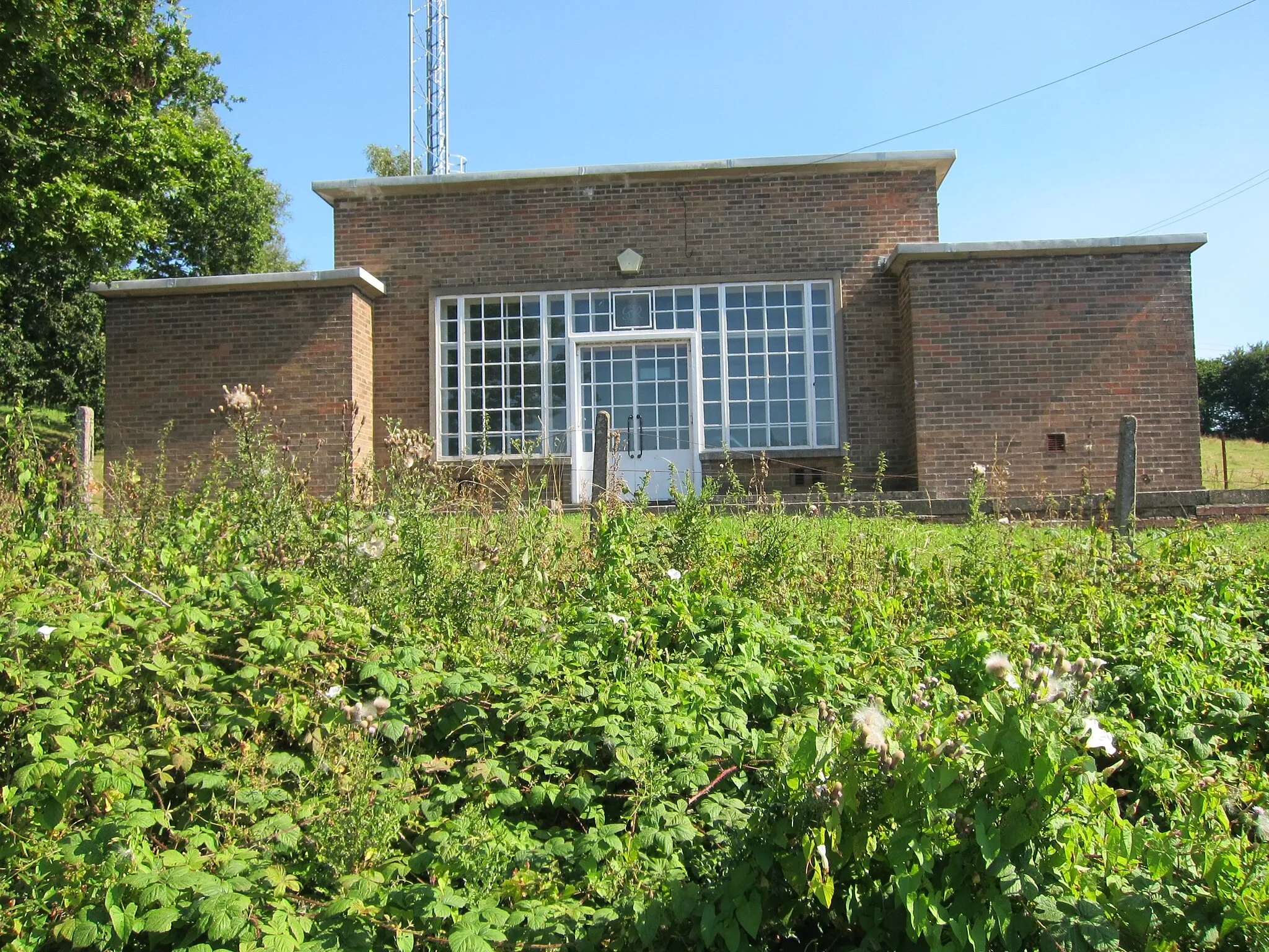 Photo showing: A small telephone relay station on the slopes of Tog Hill