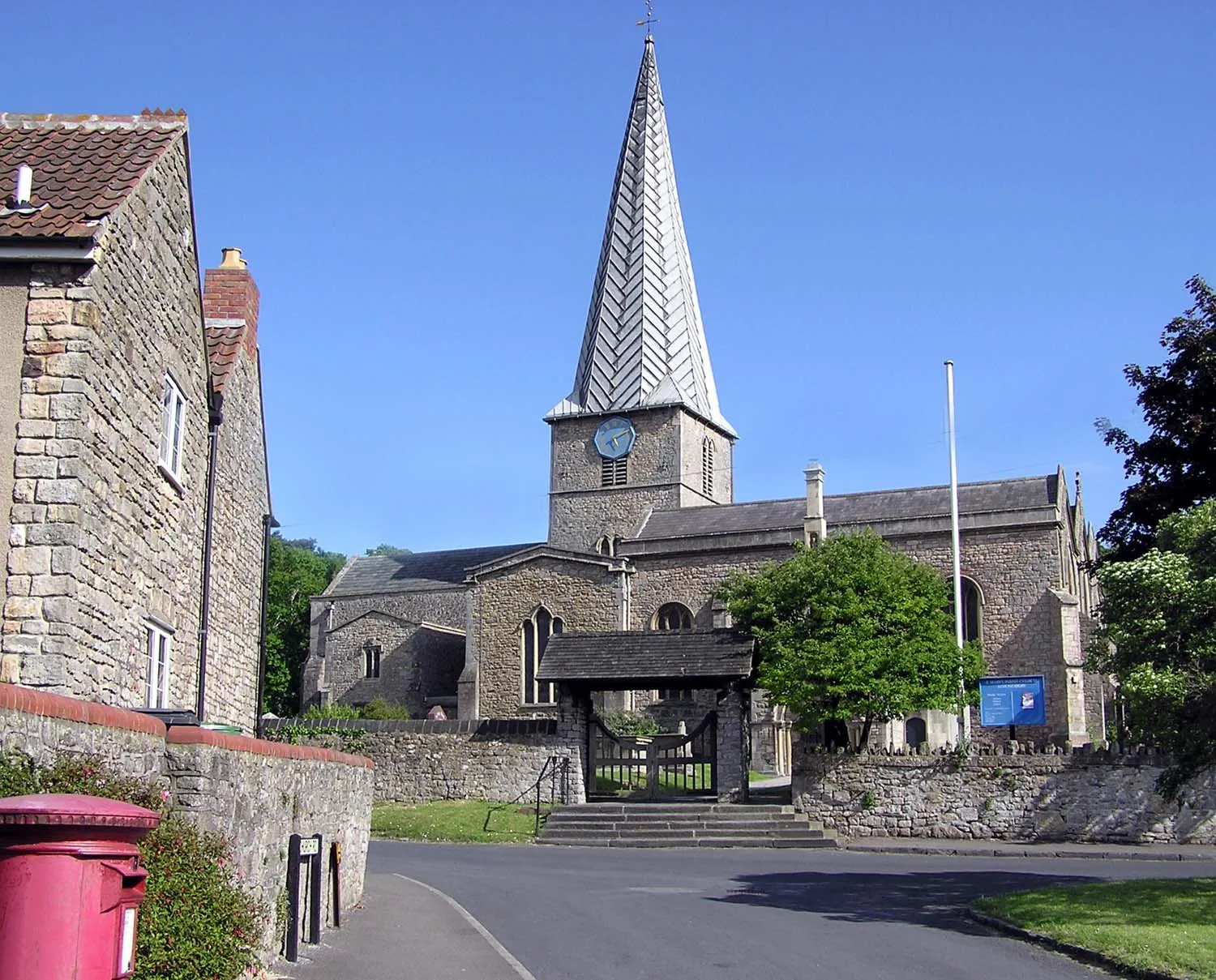 Photo showing: St Mary's parish church, Almondsbury, South Gloucestershire, seen from the northwest