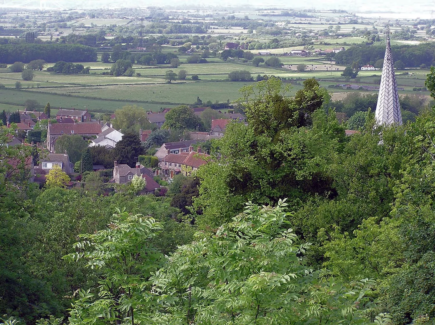 Photo showing: Almondsbury from the  highest part of the village (The Tump). The spire is the village church (Saint Mary the Virgin).
