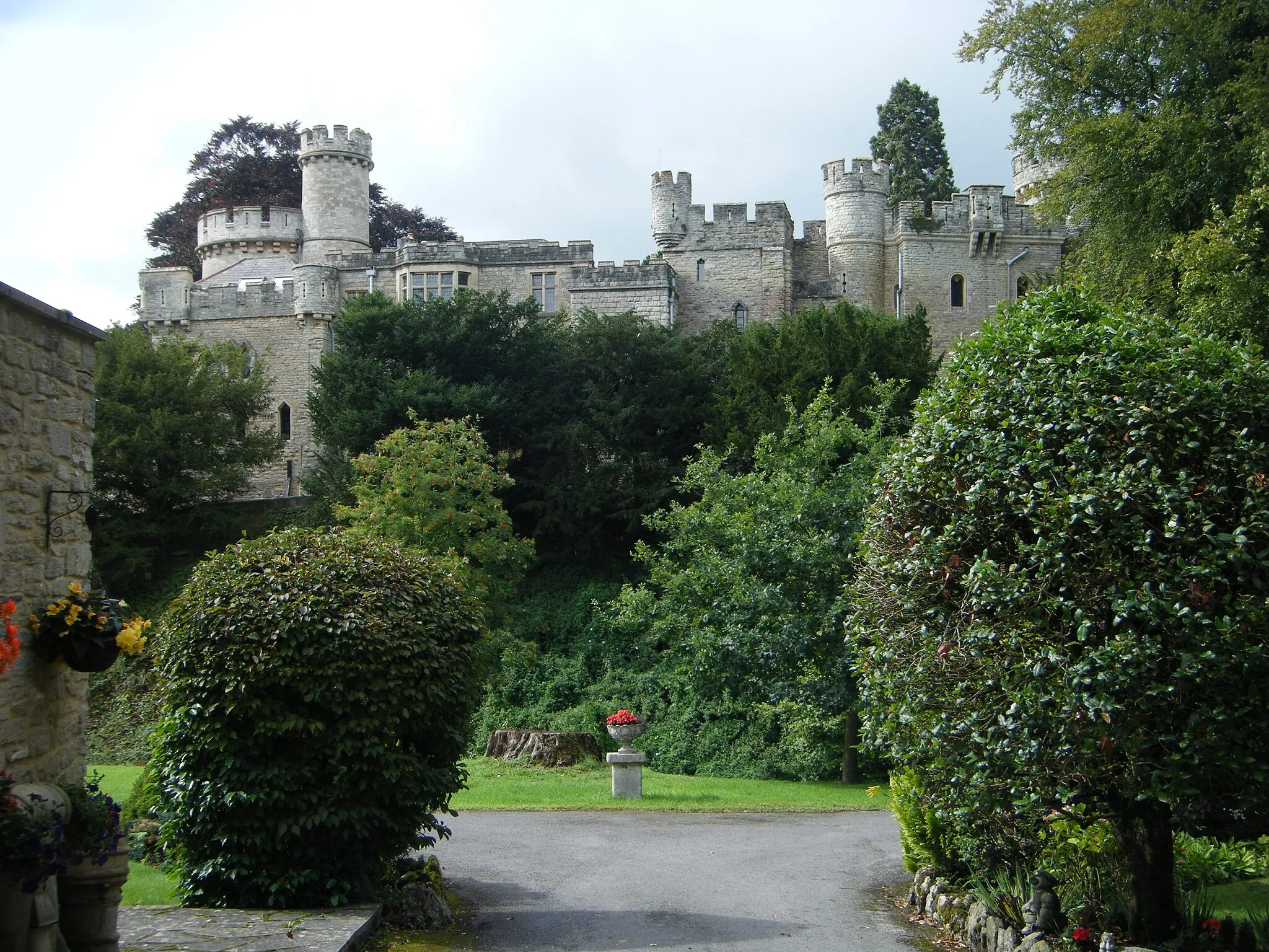 Photo showing: Devizes Castle, 7 September 2010. A Noran motte-and-bailey castle was built in 1080 but burnt down in 1113. It was replaced by a stone castle in 1120 which was badly damaged by a bombardment by Cromwell in the Civil War after which it was slighted (demolished) in 1648. A Victorian domestic castle in 1842 (architect Henry Goodridge) which was extended in the 1860's.