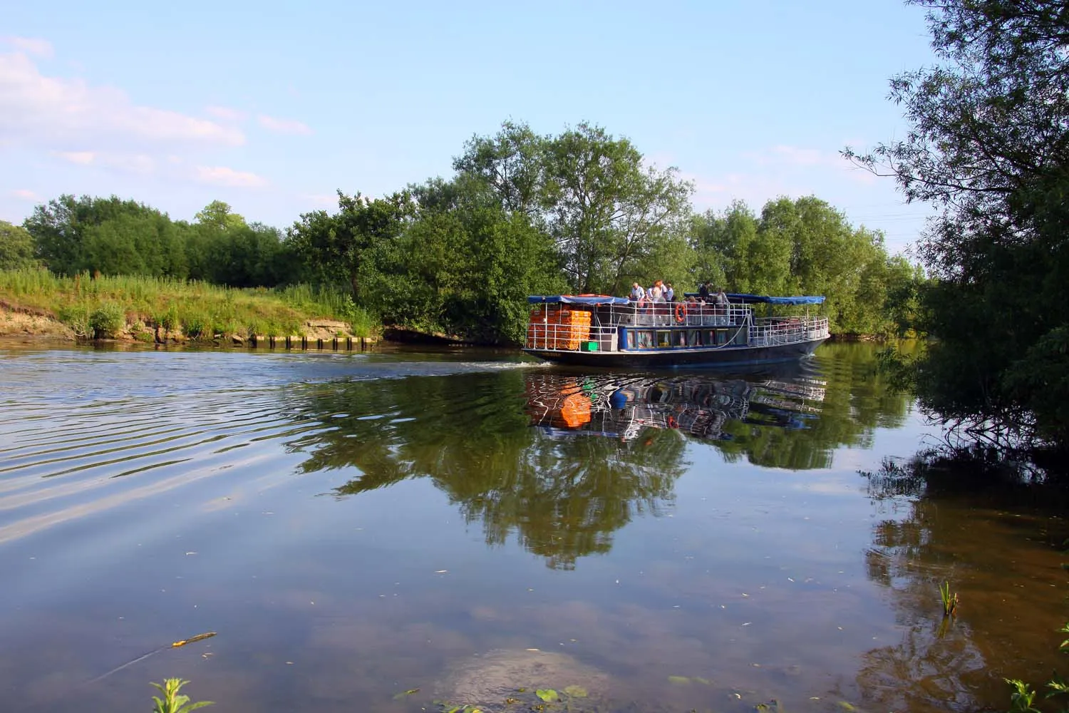 Photo showing: A party boat on the Thames