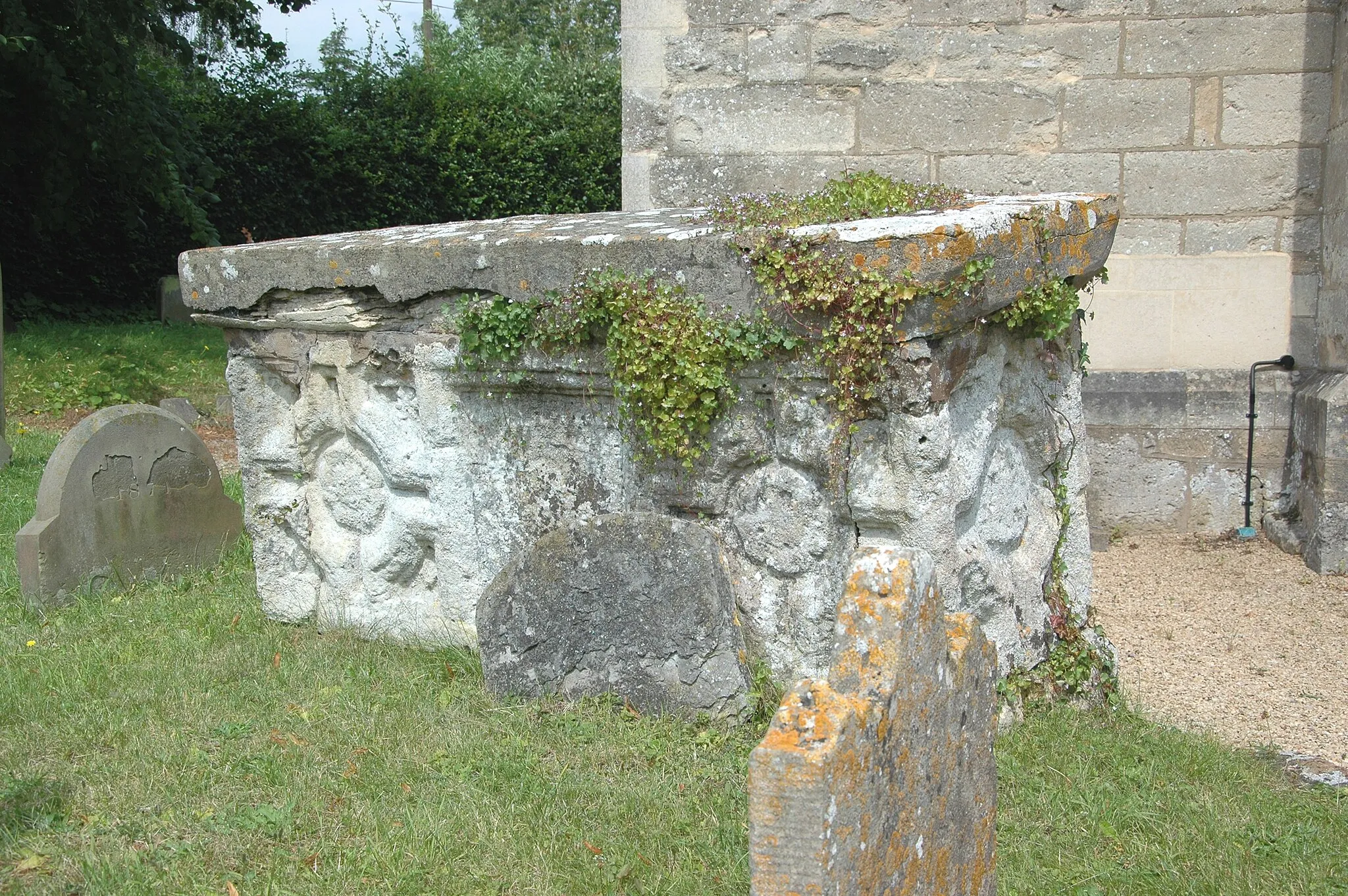 Photo showing: 17th-century chest tomb in St James the Great parish churchyard, Radley, Oxfordshire (formerly Berkshire)