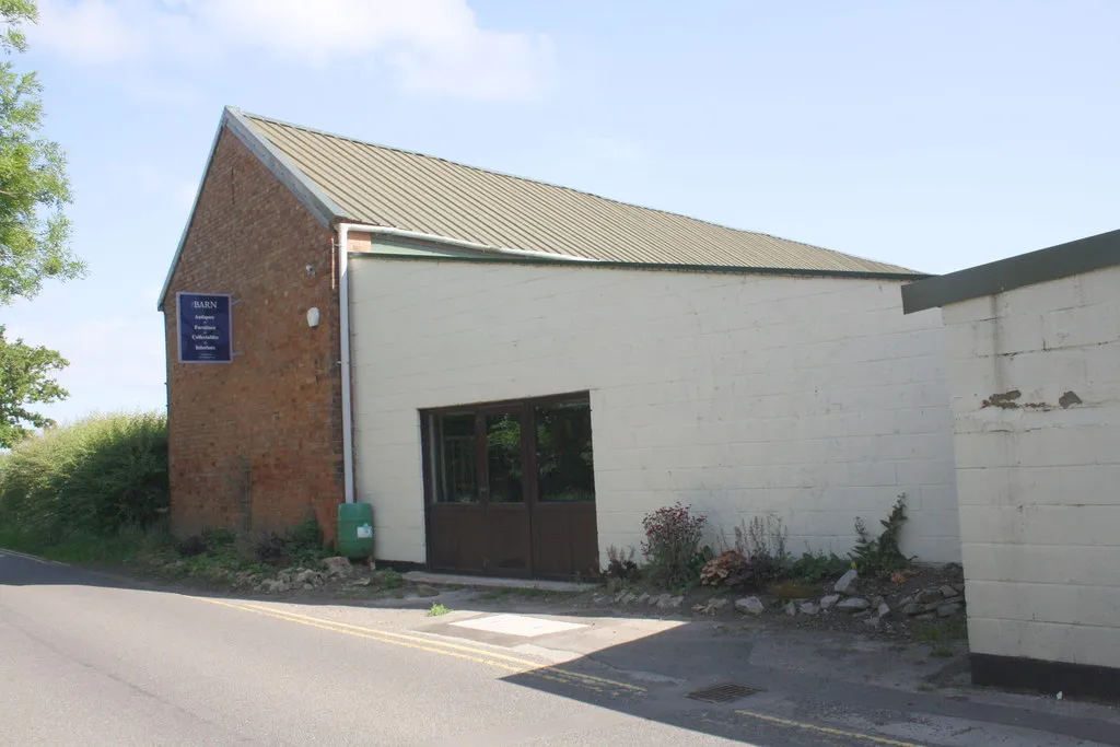 Photo showing: Barn Antiques premises, Station Road
