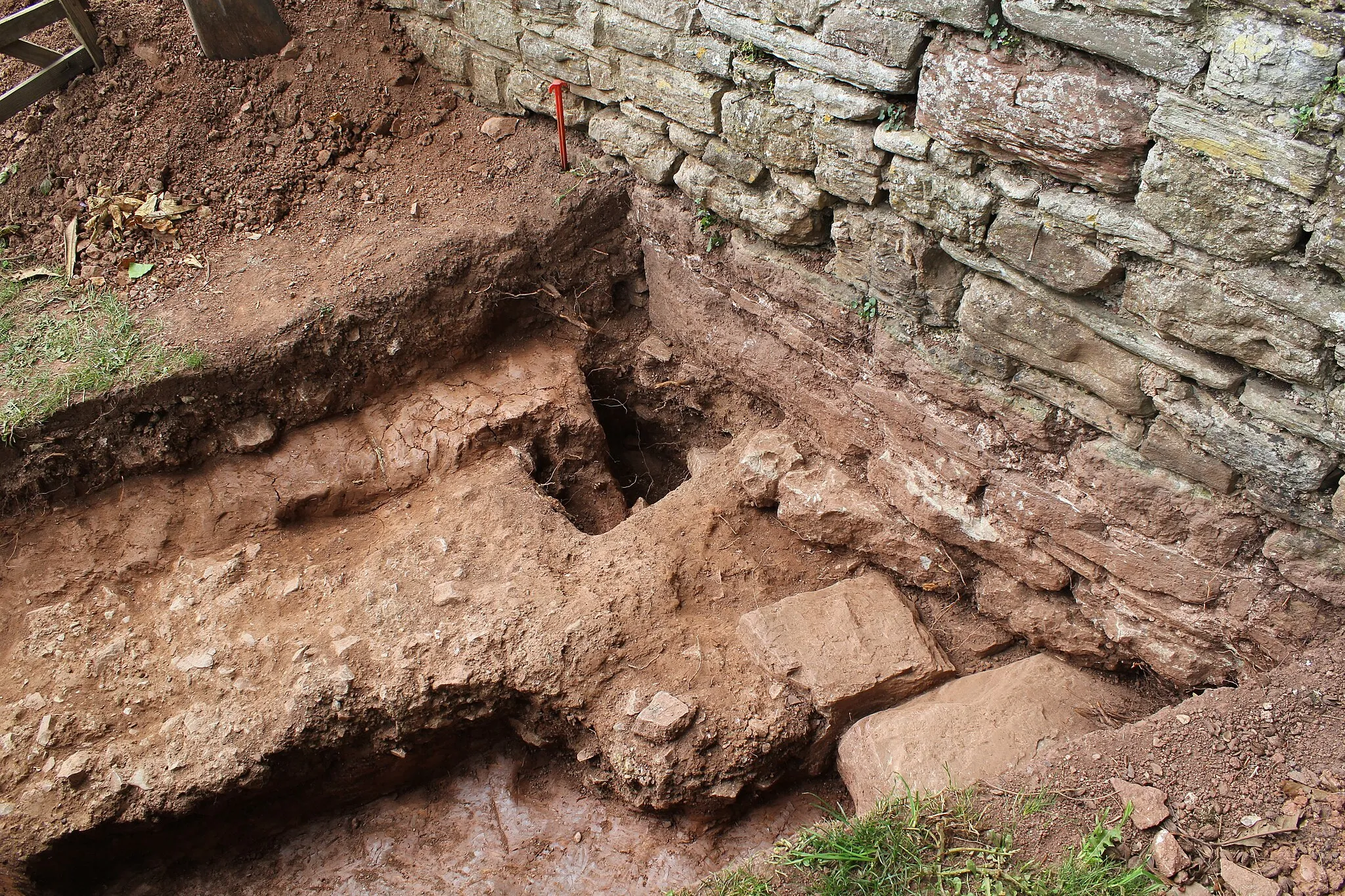 Photo showing: Trench 19 in the excavations at Berkeley Castle as part of the University of Bristol's Dig Berkeley.