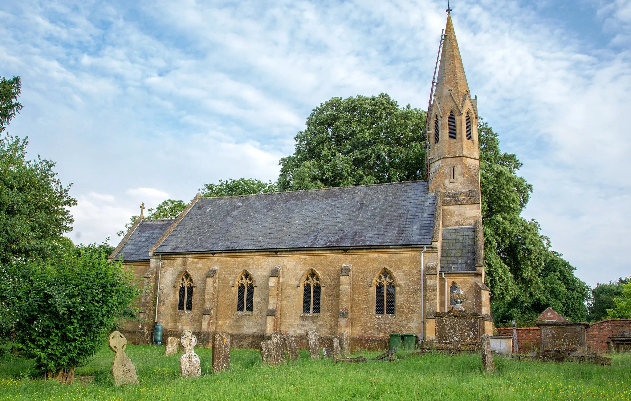 Photo showing: Side view of the church, including some old tombstones; St Peter Church in Stretton-on-Fosse, Cotswolds