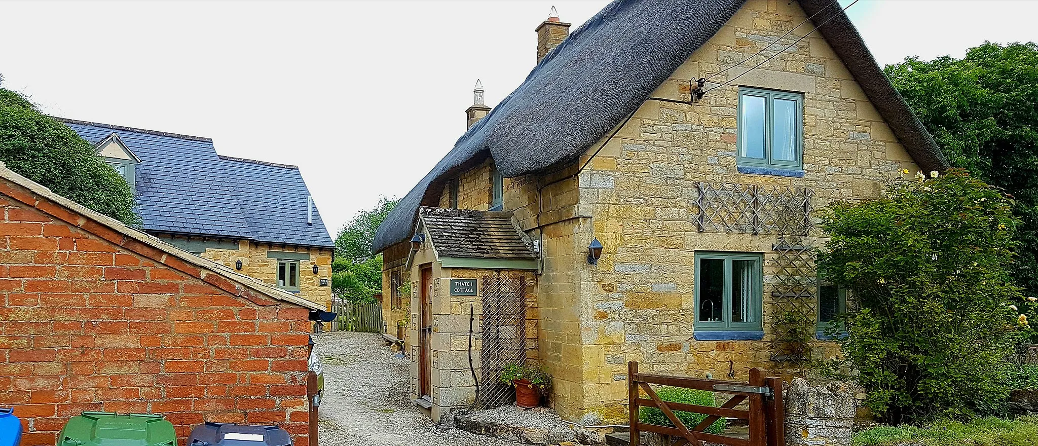Photo showing: Thatch and slate roof, Stretton-on-Fosse, Cotswolds