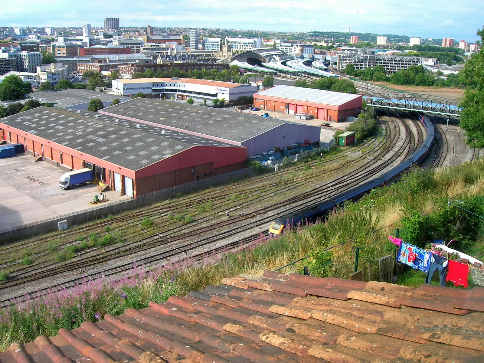 Photo showing: Temple Meads rail station approaches from Richmond Street, Totterdown, with the Bath Road bridge over the rail lines to the right of image