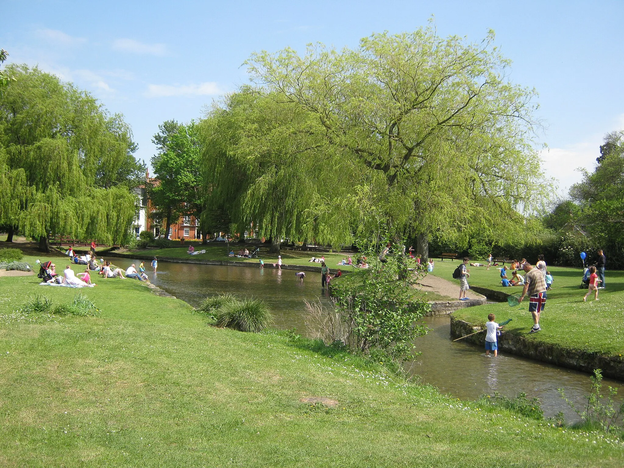 Photo showing: Queen Elizabeth Gardens, Salisbury, UK showing part of the River Avon diverted through the gardens.
