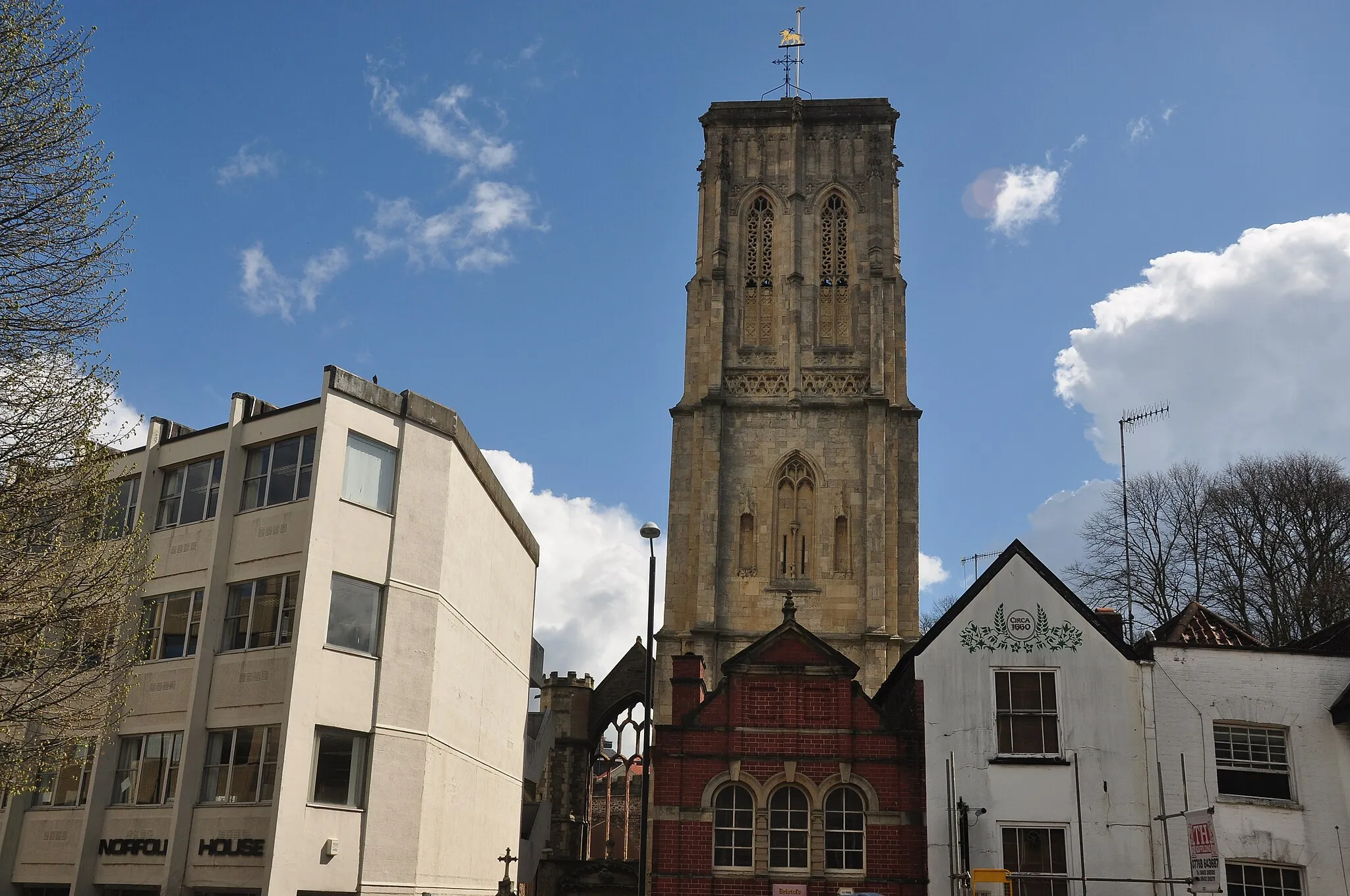 Photo showing: West tower of the ruin of Temple Church, Bristol