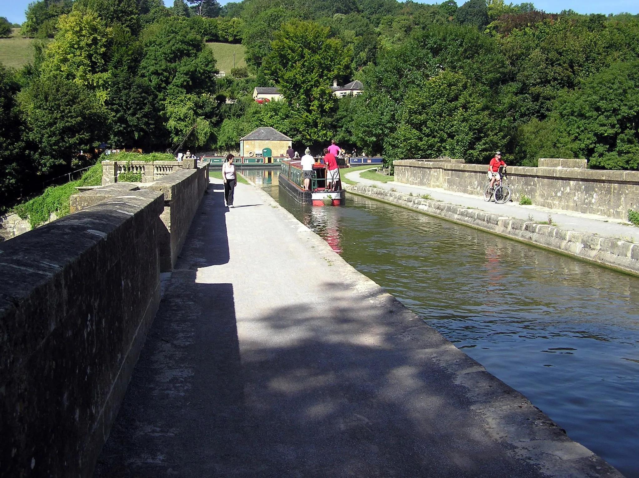 Photo showing: The Dundas Aqueduct on the Kennet and Avon Canal, Limpley Stoke, near Bath, England.
The canal boat in the picture can turn left to moorings on the Somerset Coal Canal or right to traverse the last few miles of the Kennet and Avon Canal into the city of Bath (where the canal joins the River Avon).

Photographed by Adrian Pingstone on 30th August 2005 and placed in the public domain.