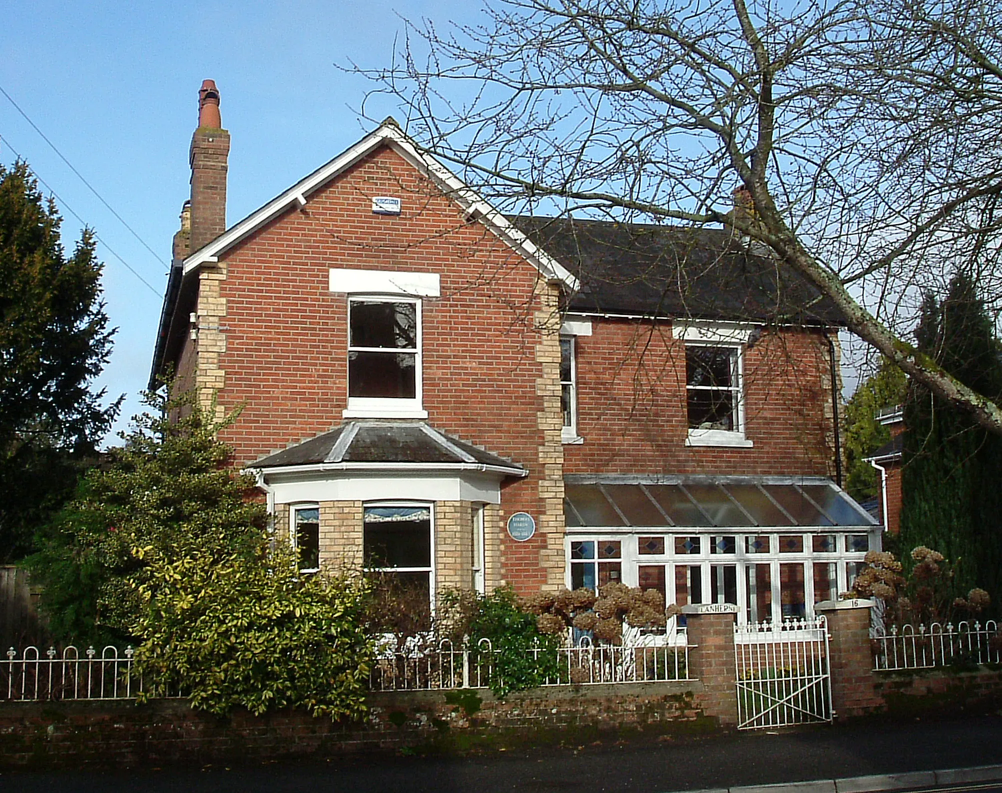 Photo showing: Thomas Hardy's house The famous author, Thomas Hardy, lived in this house in Avenue Road between 1881 and 1883.